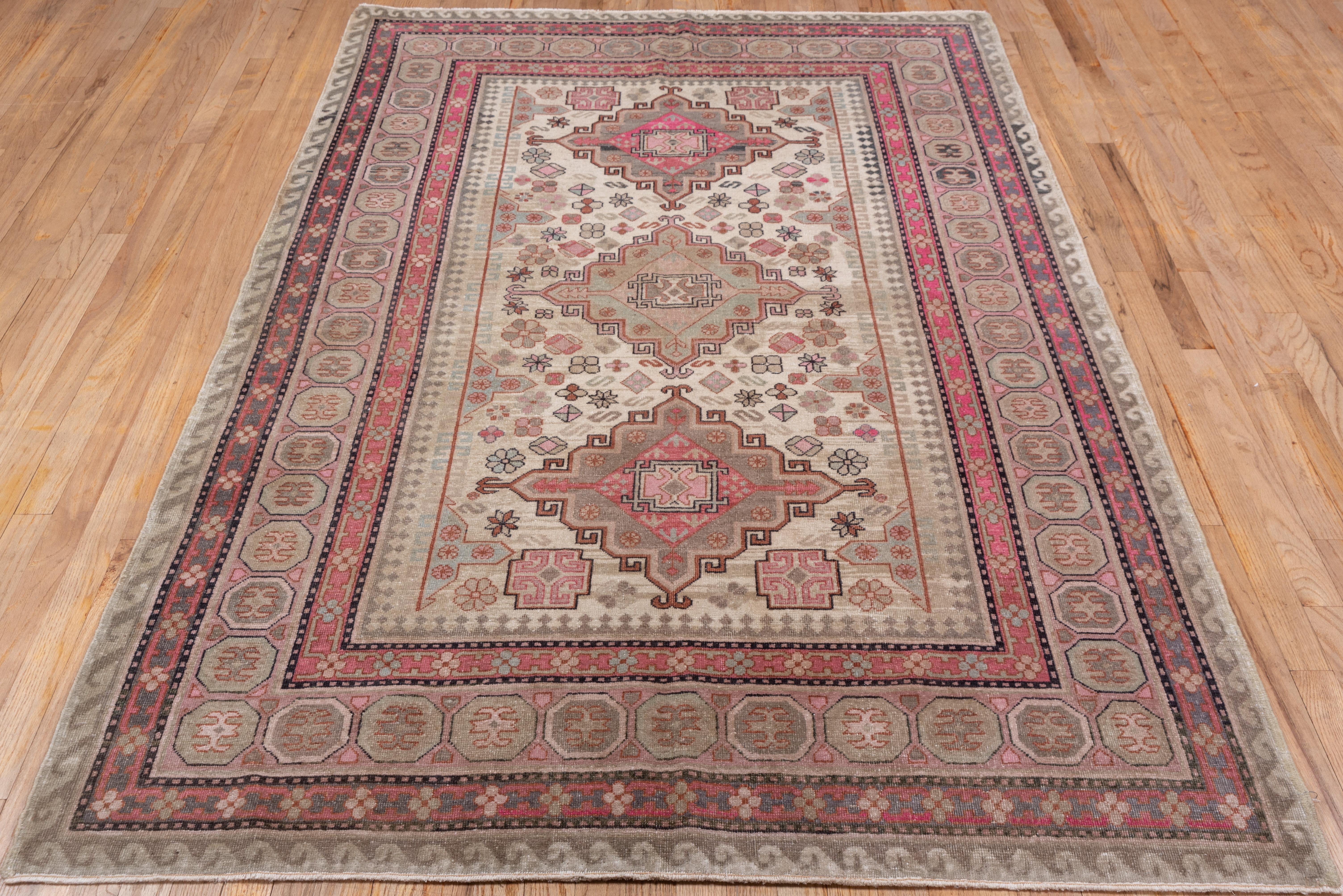Rosa und elfenbeinfarbener Khotan-Teppich, hellblau mit Akzenten, geometrisch (Handgeknüpft) im Angebot
