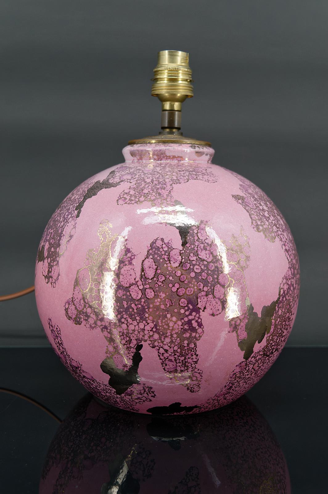 Pink and pearly ceramic ball lamp.
By Marguerite Briansau, active during the Art Deco period.

Art Deco, France, circa 1930

Signed.
In excellent condition, new electricity.

Dimensions:
height 27 cm
diameter 20 cm