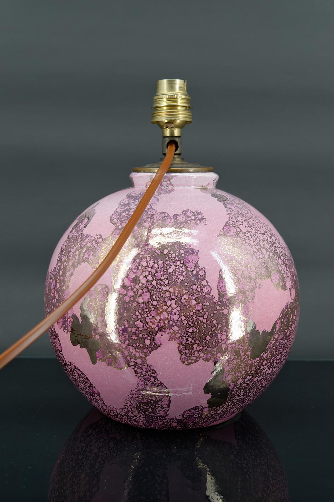 Pink and pearly ceramic ball lamp by Marguerite Briansau, Art Deco, France, 1930 In Excellent Condition For Sale In VÉZELAY, FR