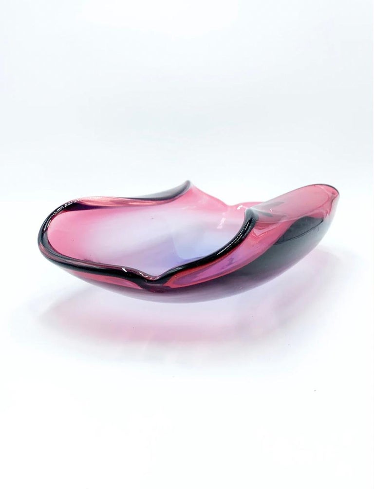 Centerpiece in pink and purple Murano glass, made in the 1960s

Measures: Ø cm 30 Ø cm 18 h cm 7.