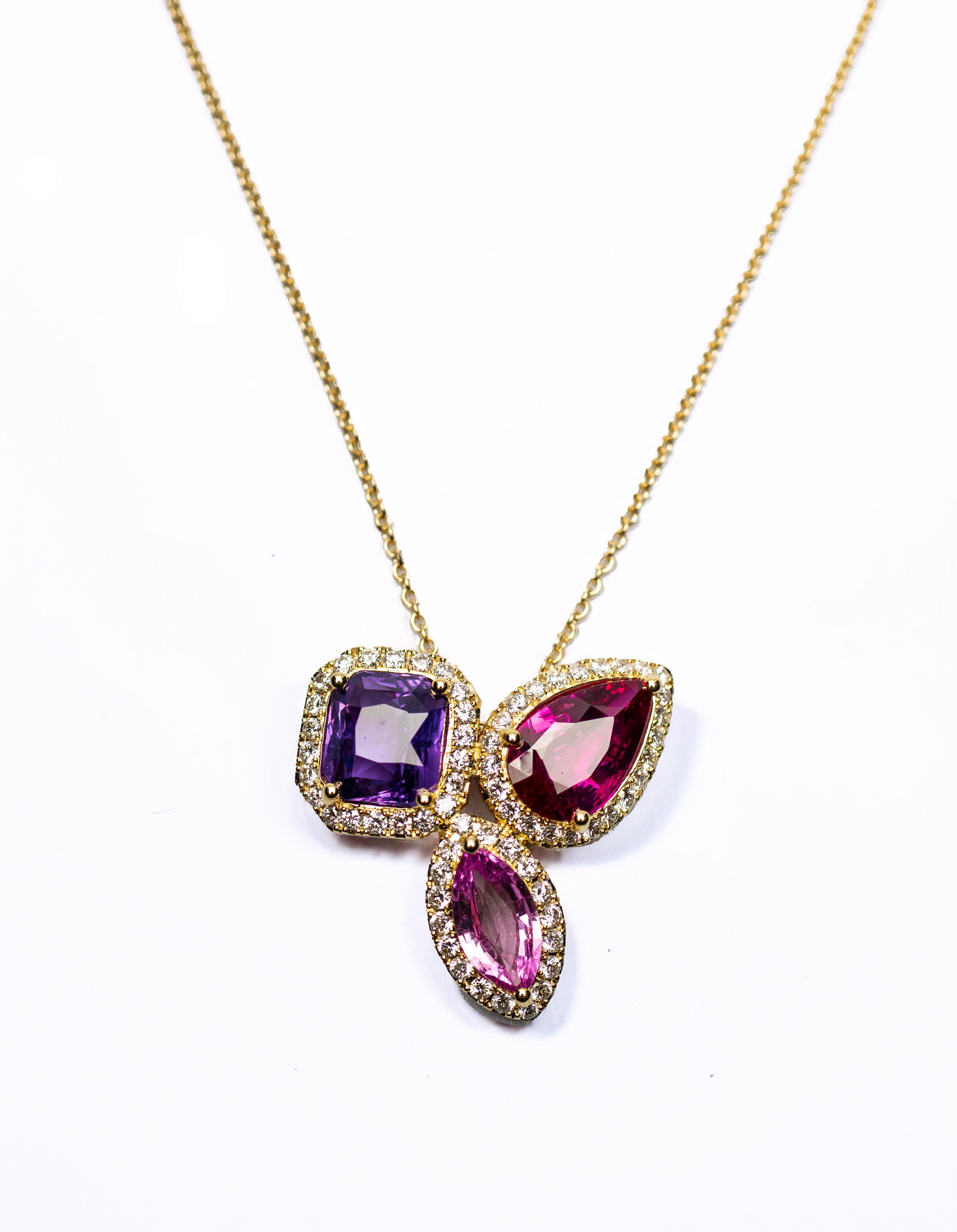 Au singulier. Frappant. Impossible à reproduire.

Il n'y a qu'un seul Sabin, tout comme il n'y a qu'un seul toi. Cette audacieuse grappe de couleurs asymétrique est fabriquée à la main en or jaune 18 carats et met en vedette un saphir rose, un