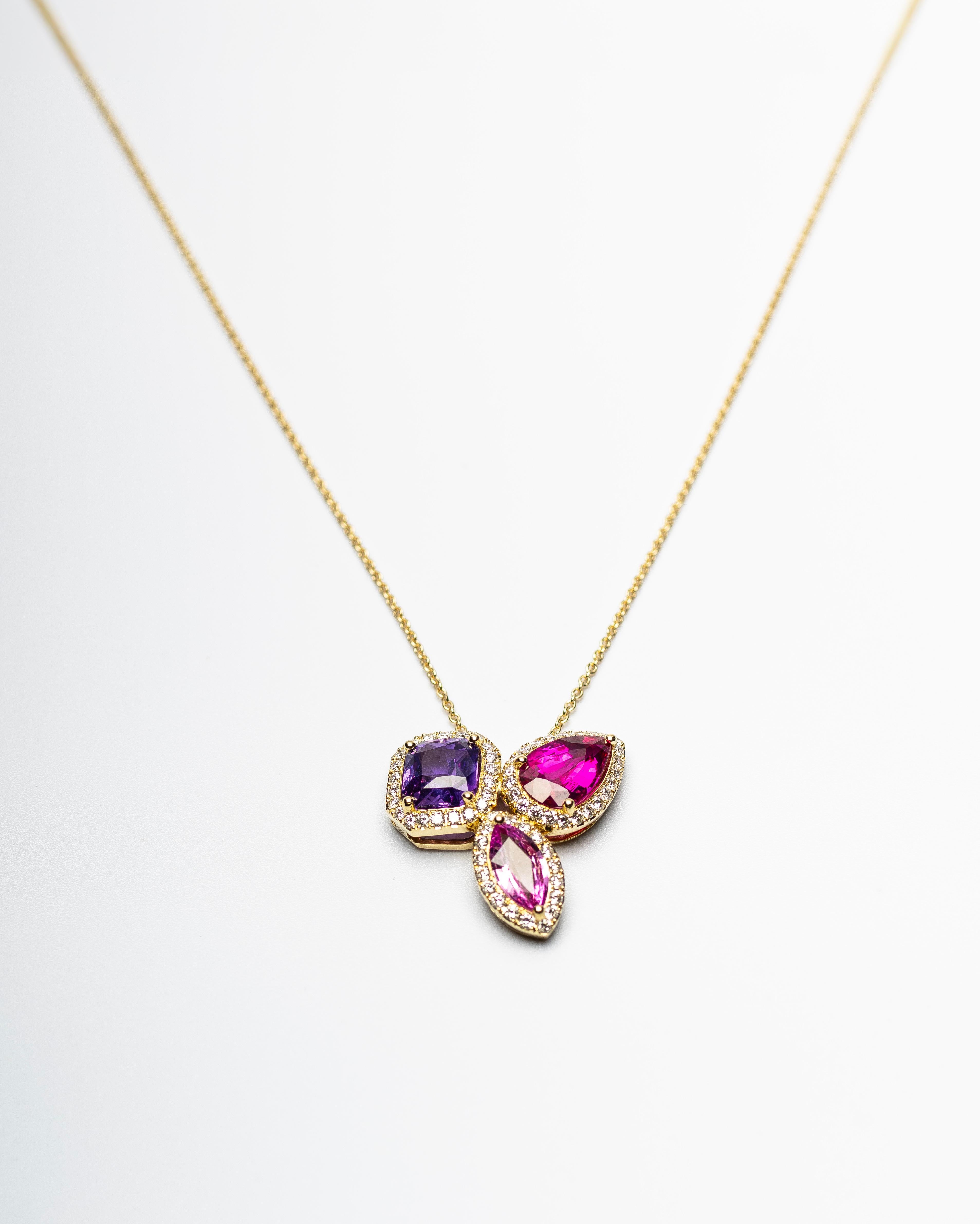 Taille poire Collier en or jaune 18 carats avec saphirs roses et mauves et diamants en vente