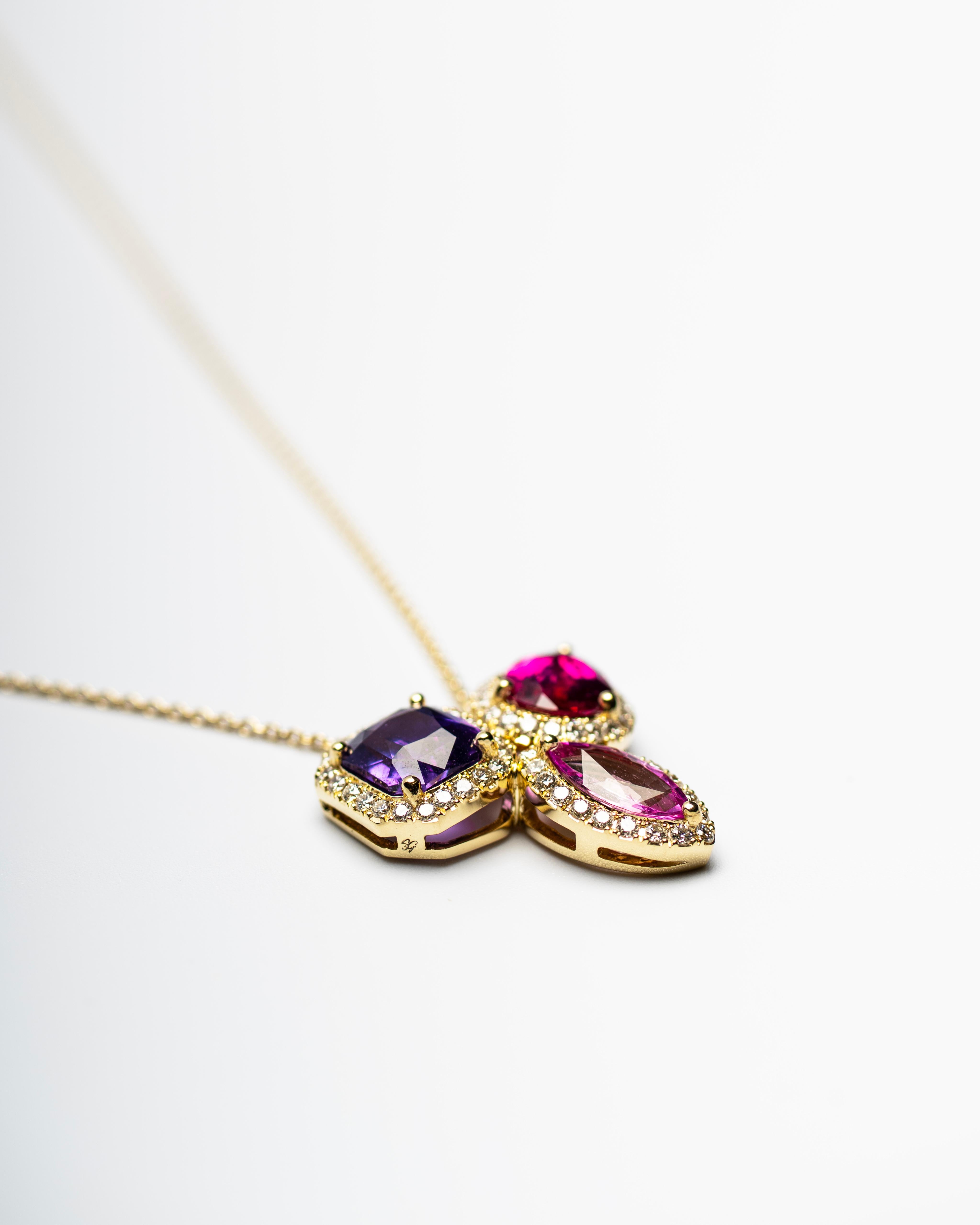 Collier en or jaune 18 carats avec saphirs roses et mauves et diamants Neuf - En vente à Westport, CT