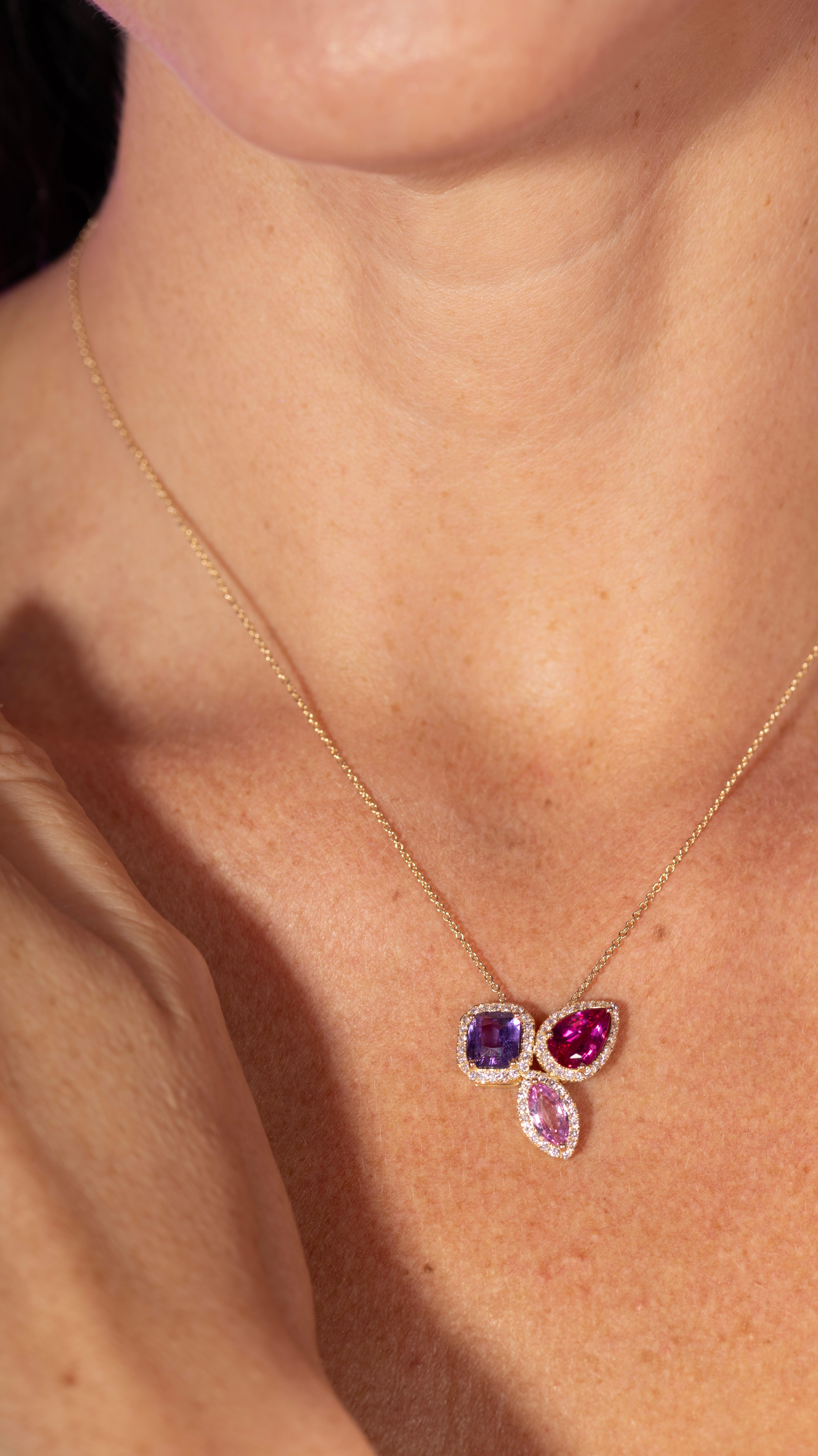 Collier en or jaune 18 carats avec saphirs roses et mauves et diamants en vente 3