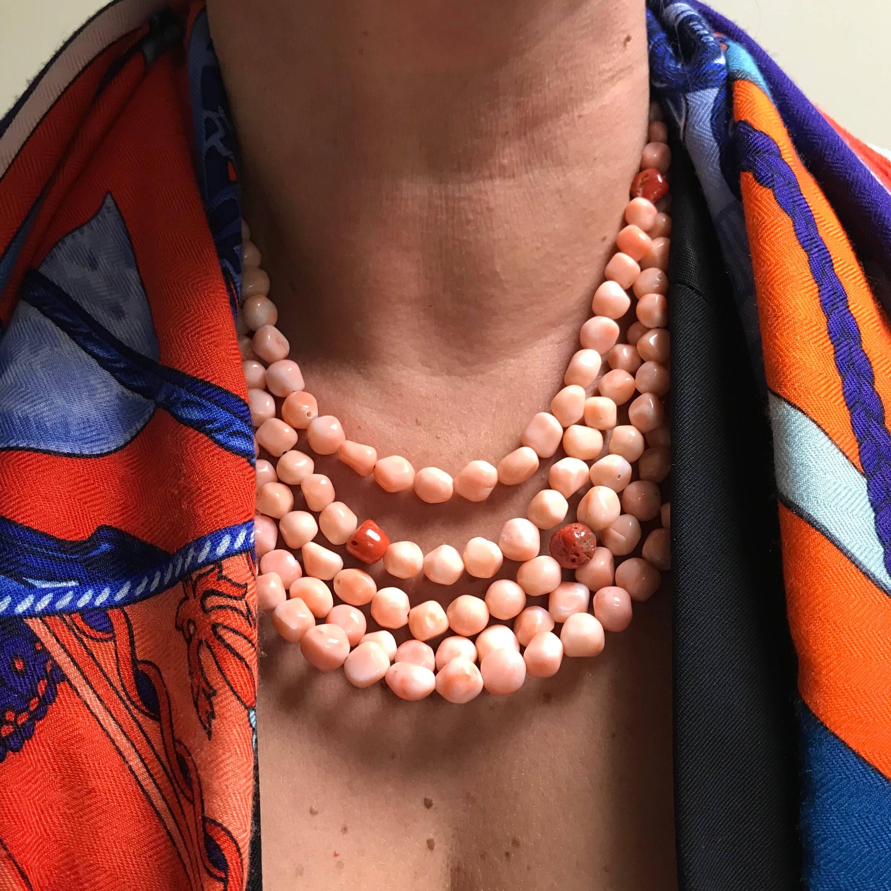 Pink and Red Coral, Bakelite Multi-Strand Necklace In New Condition In Vannes, FR