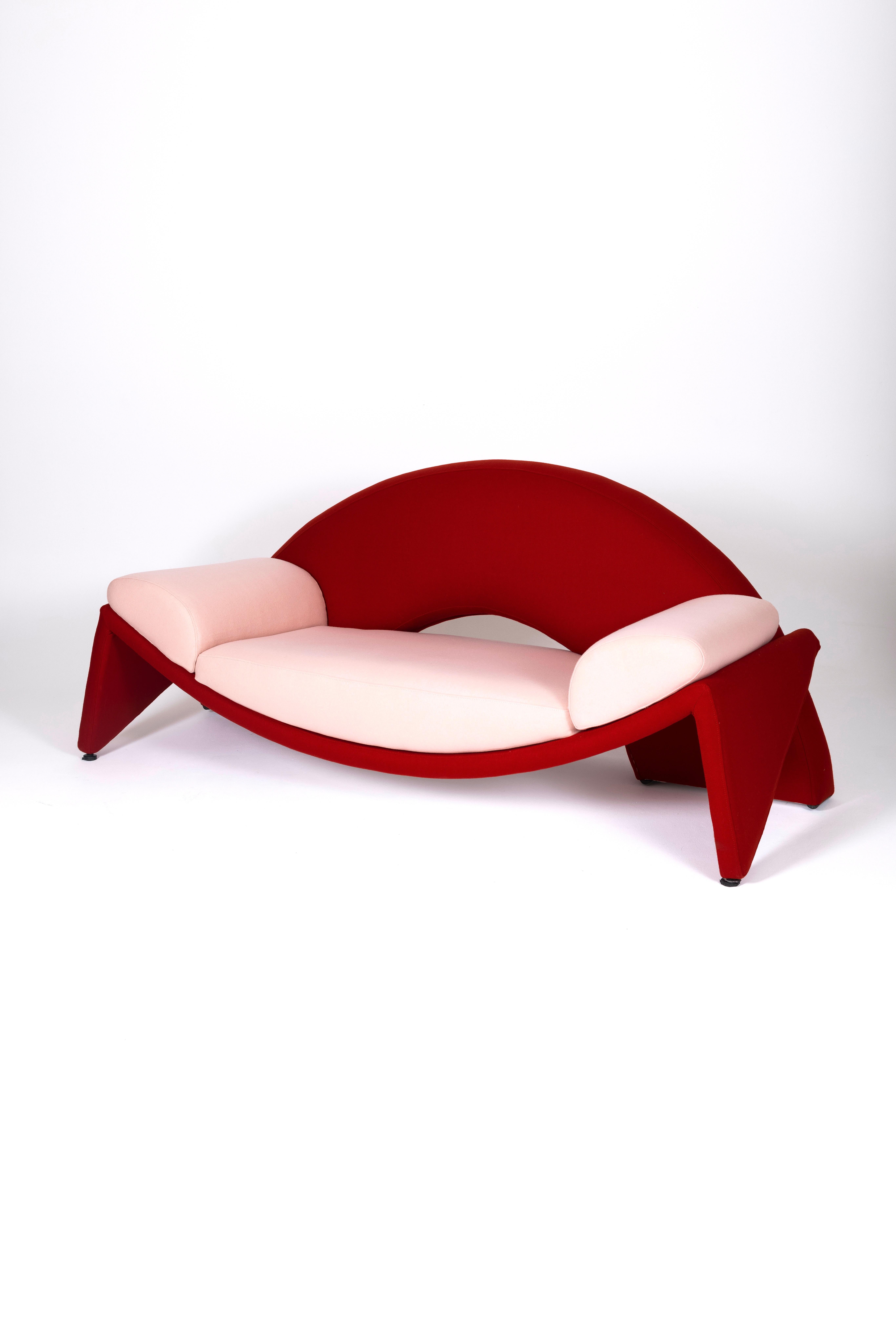 Canapé Memphis des années 1980. Le canapé a été entièrement retapissé dans un tissu rose et rouge haut de gamme. Ces meubles s'accorderont parfaitement avec des pièces de designers tels qu'Ettore Sottsass, Michele De Lucchi ou Martine Bedin.

LP1202