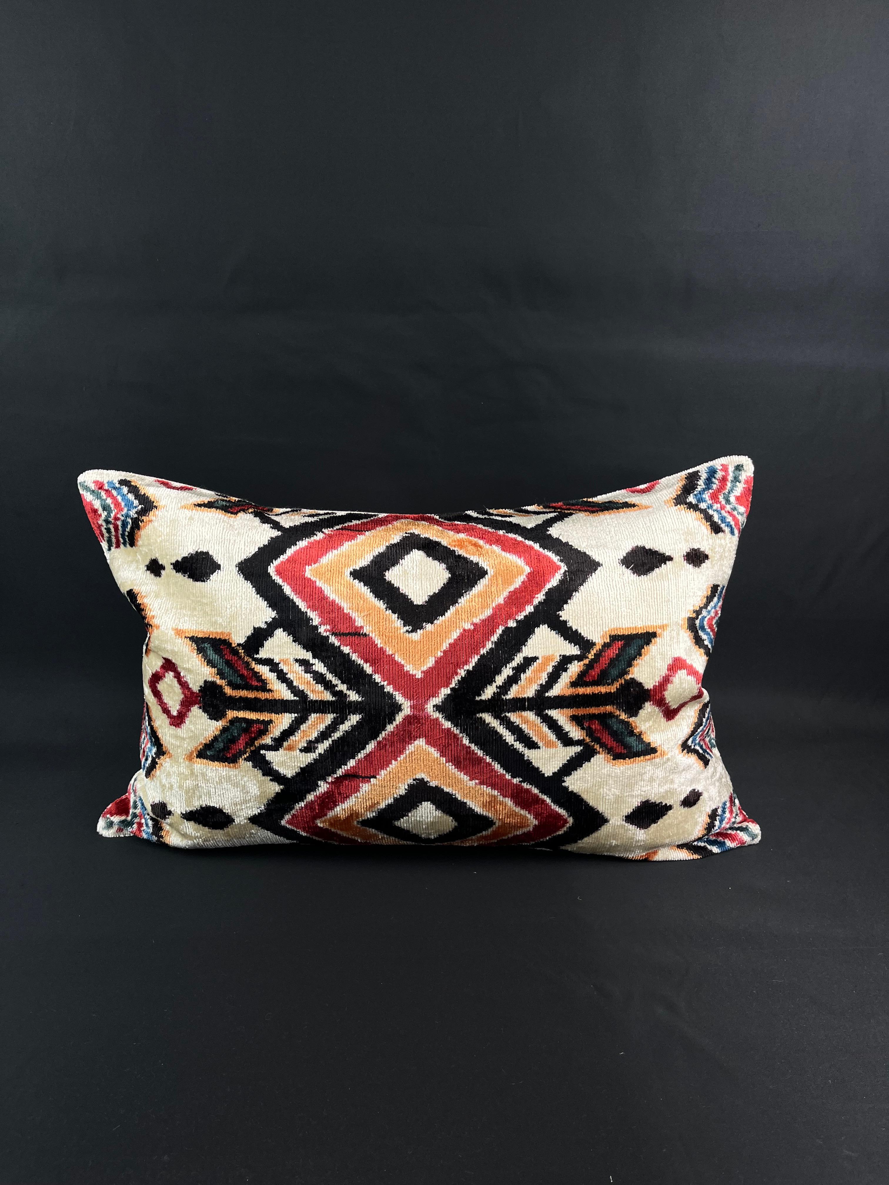 Pink and Red Multicolor Velvet Silk Ikat Pillow Cover In New Condition For Sale In Houston, TX