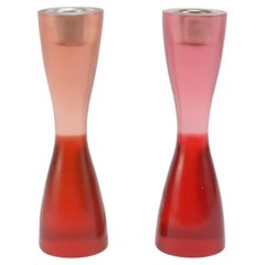 Rosa und rotes Kerzenhalter-Set aus Harz