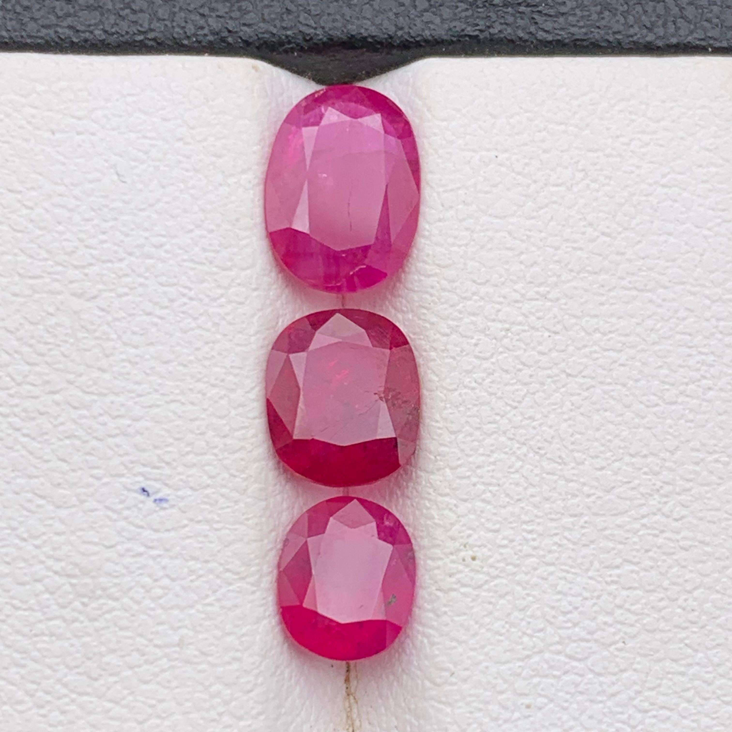 Taglio ovale Rubino rosa e rosso 4,50 carati taglio ovale gemme naturali sfuse - pacco misura gioielli in vendita