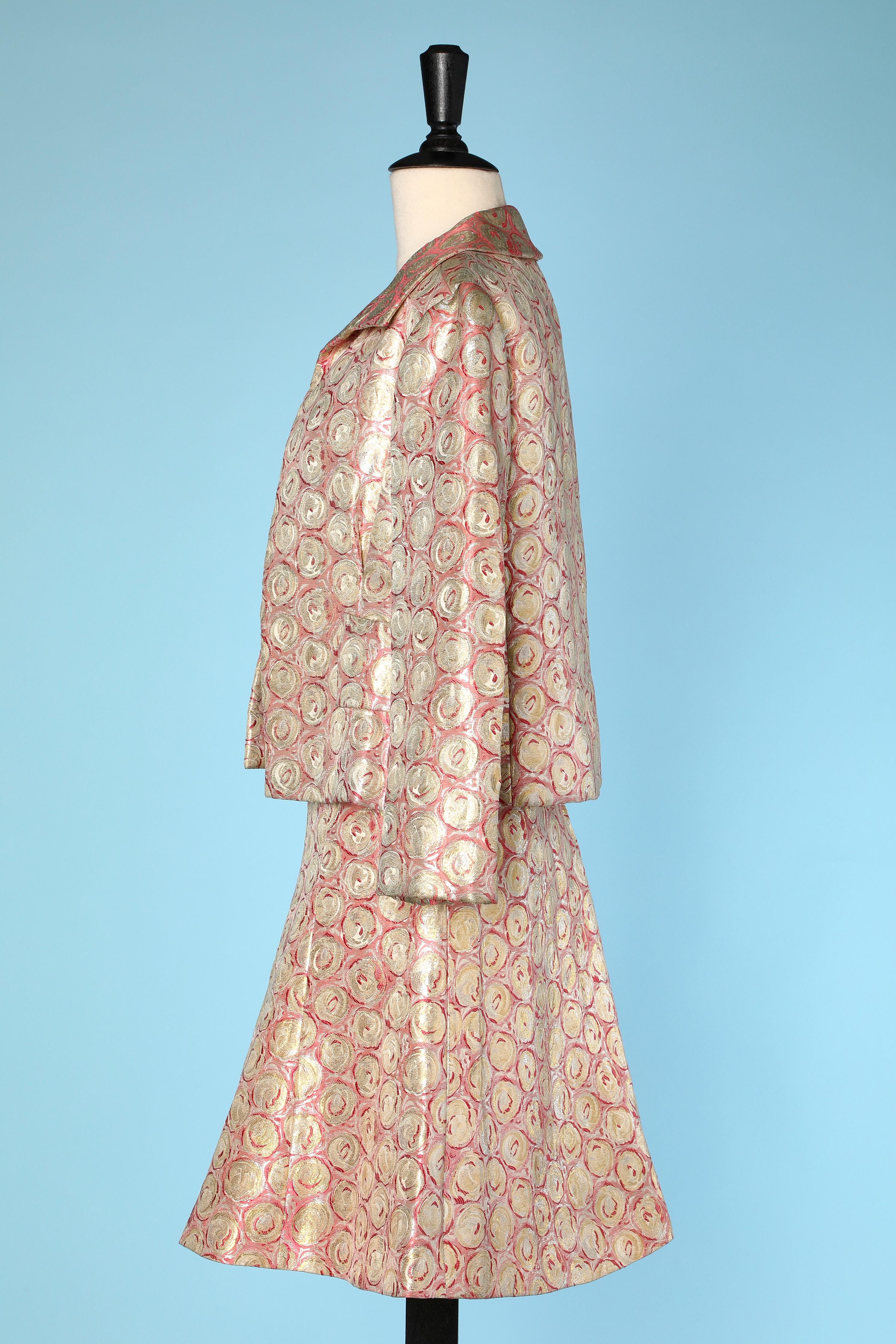 Pink and silver silk brocade skirt-suit with belt. 
SIZE 38/40 ( Fr) 