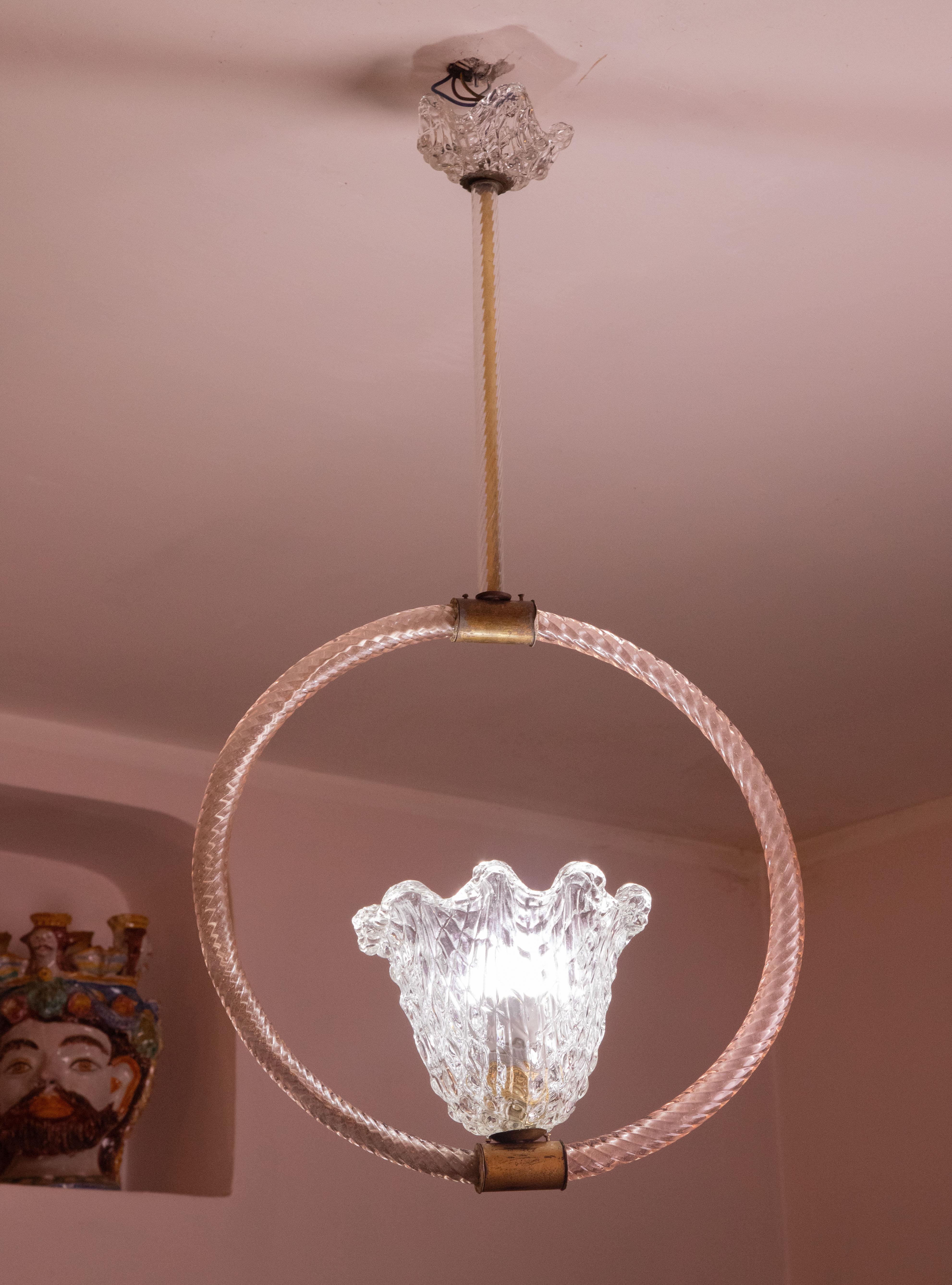 Lustre de Murano attribué aux verreries Barovier et Toso.

Période des années 1940-50.

La particularité du lustre est d'être multicolore, le lustre présente 3 éléments en verre clair et deux en verre rose.

Le lustre monte une lumière et 27 normes
