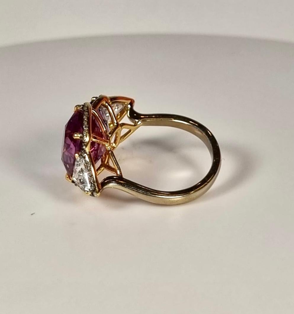 Ring aus 18 Karat Gold mit rosa und violetten Spinellen mit Diamanten (Cabochon) im Angebot