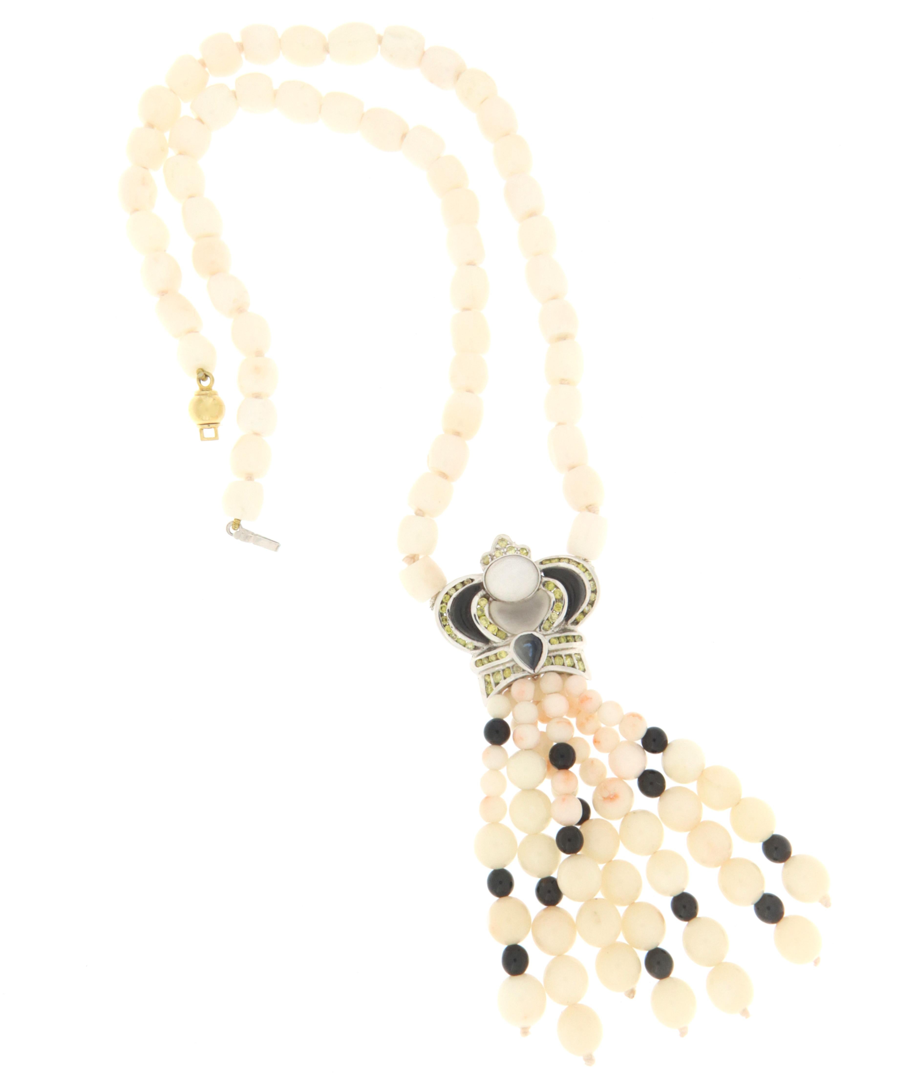 Artisan Collier pendentif en or blanc 18 carats avec diamants, saphirs et corail rose et blanc en vente