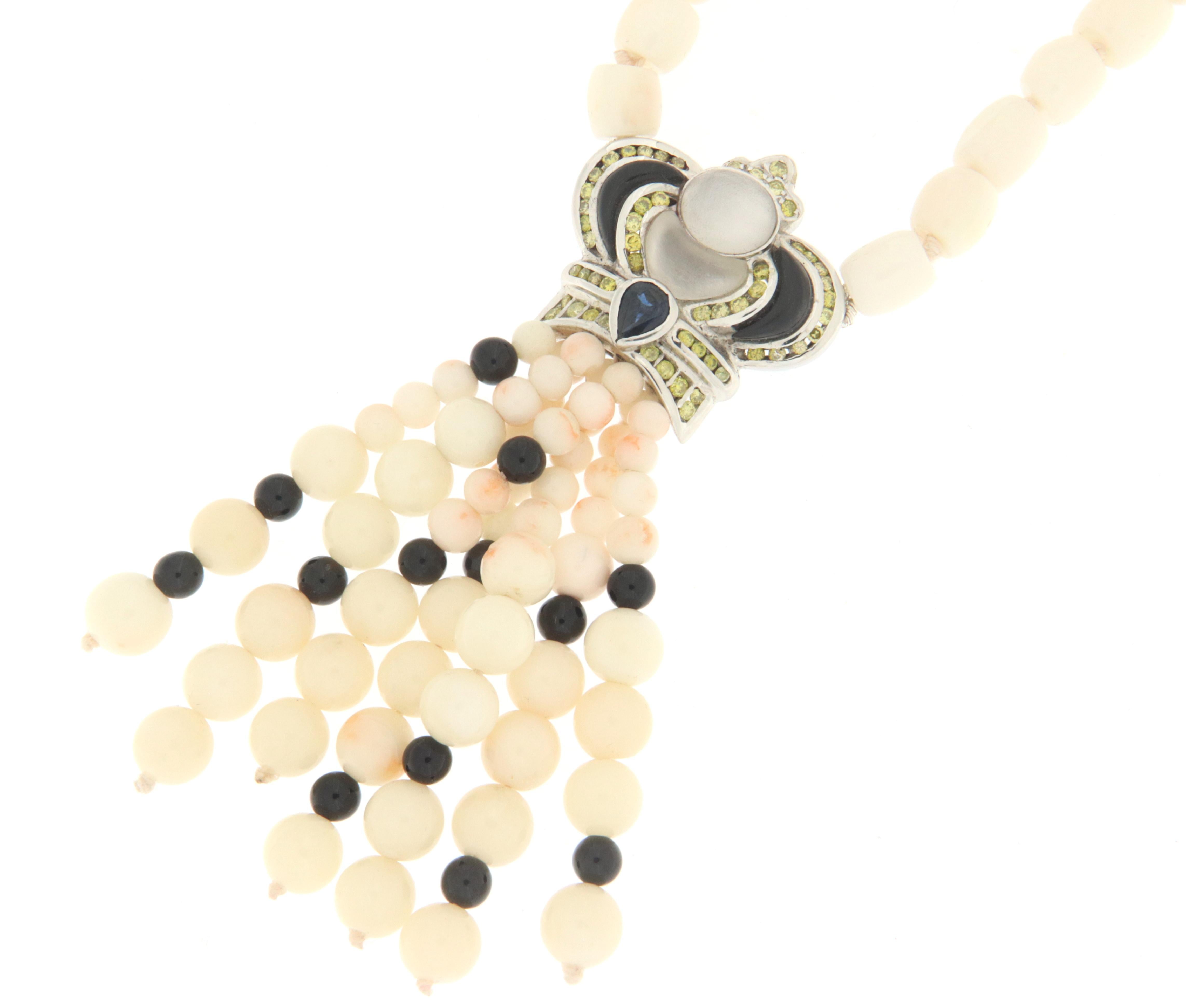 Taille brillant Collier pendentif en or blanc 18 carats avec diamants, saphirs et corail rose et blanc en vente