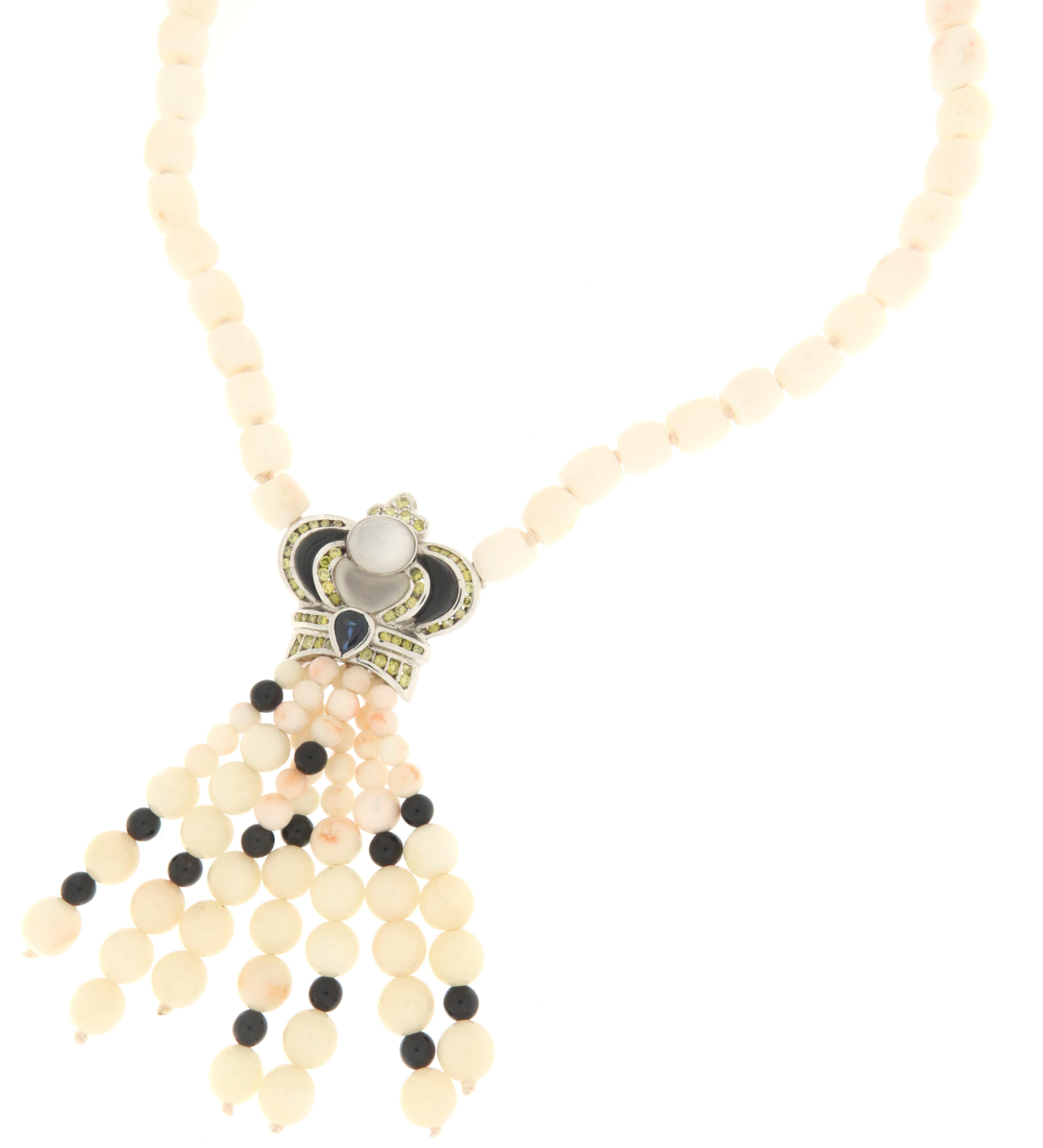 Collier pendentif en or blanc 18 carats avec diamants, saphirs et corail rose et blanc Neuf - En vente à Marcianise, IT