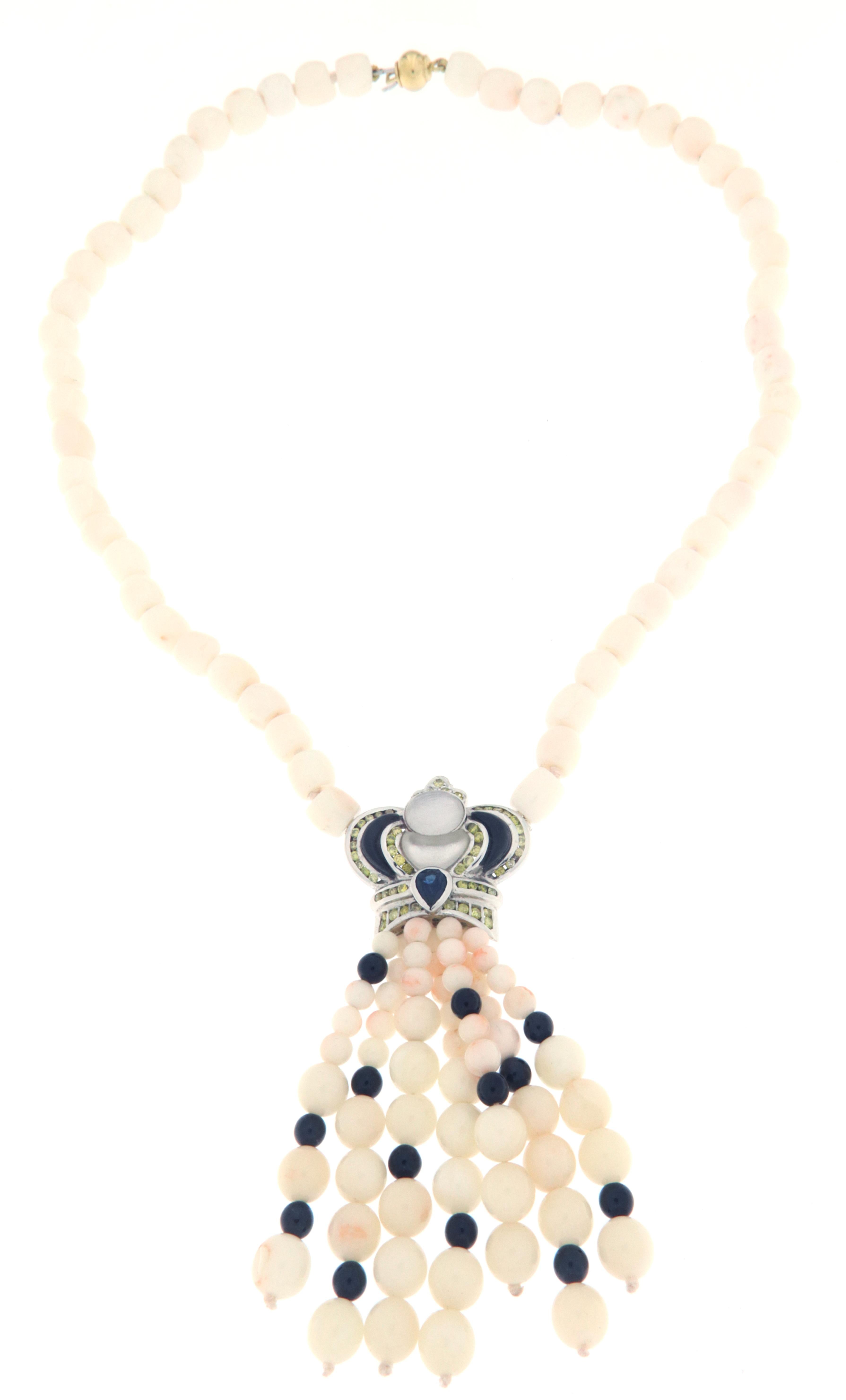 Collier pendentif en or blanc 18 carats avec diamants, saphirs et corail rose et blanc Pour femmes en vente