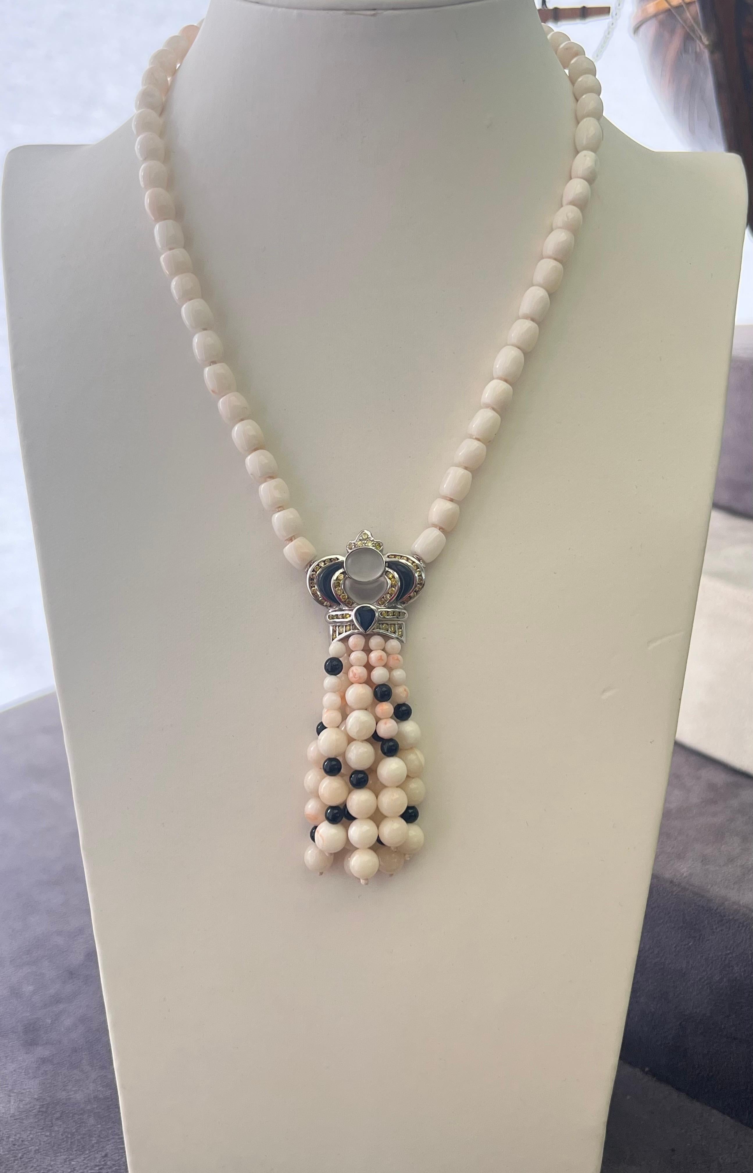 Collier pendentif en or blanc 18 carats avec diamants, saphirs et corail rose et blanc en vente 1