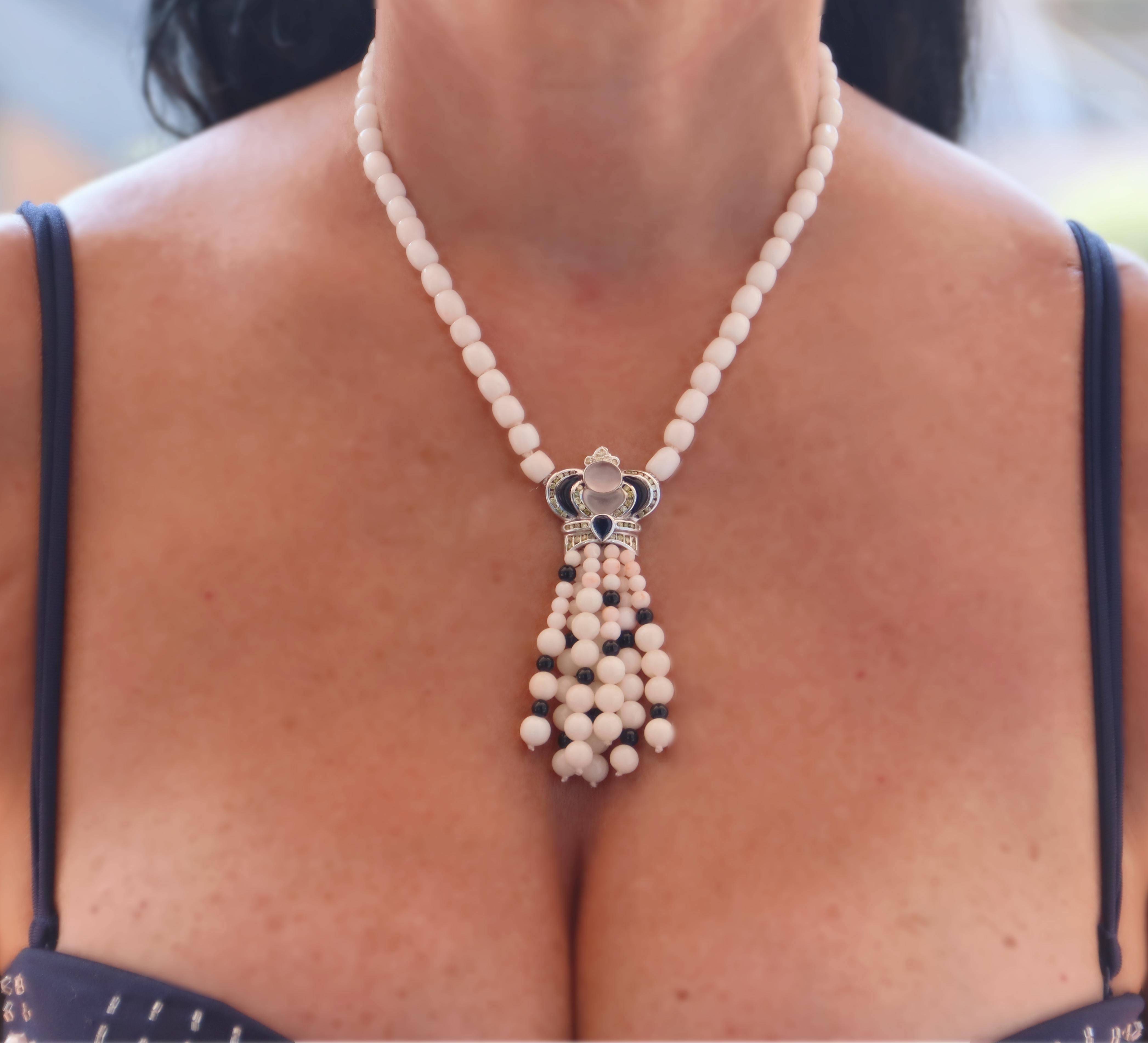 Collier pendentif en or blanc 18 carats avec diamants, saphirs et corail rose et blanc en vente 2