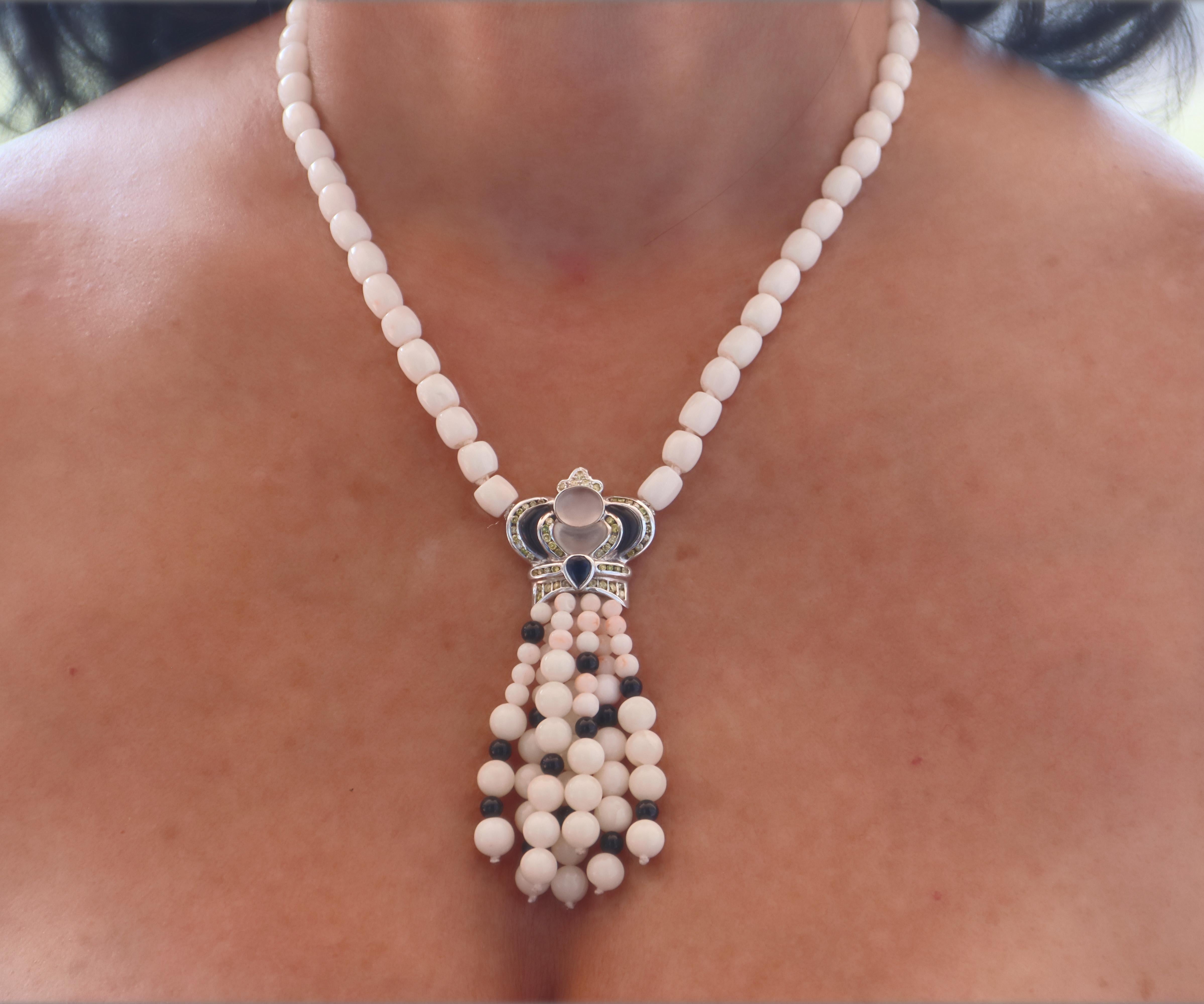 Collier pendentif en or blanc 18 carats avec diamants, saphirs et corail rose et blanc en vente 3
