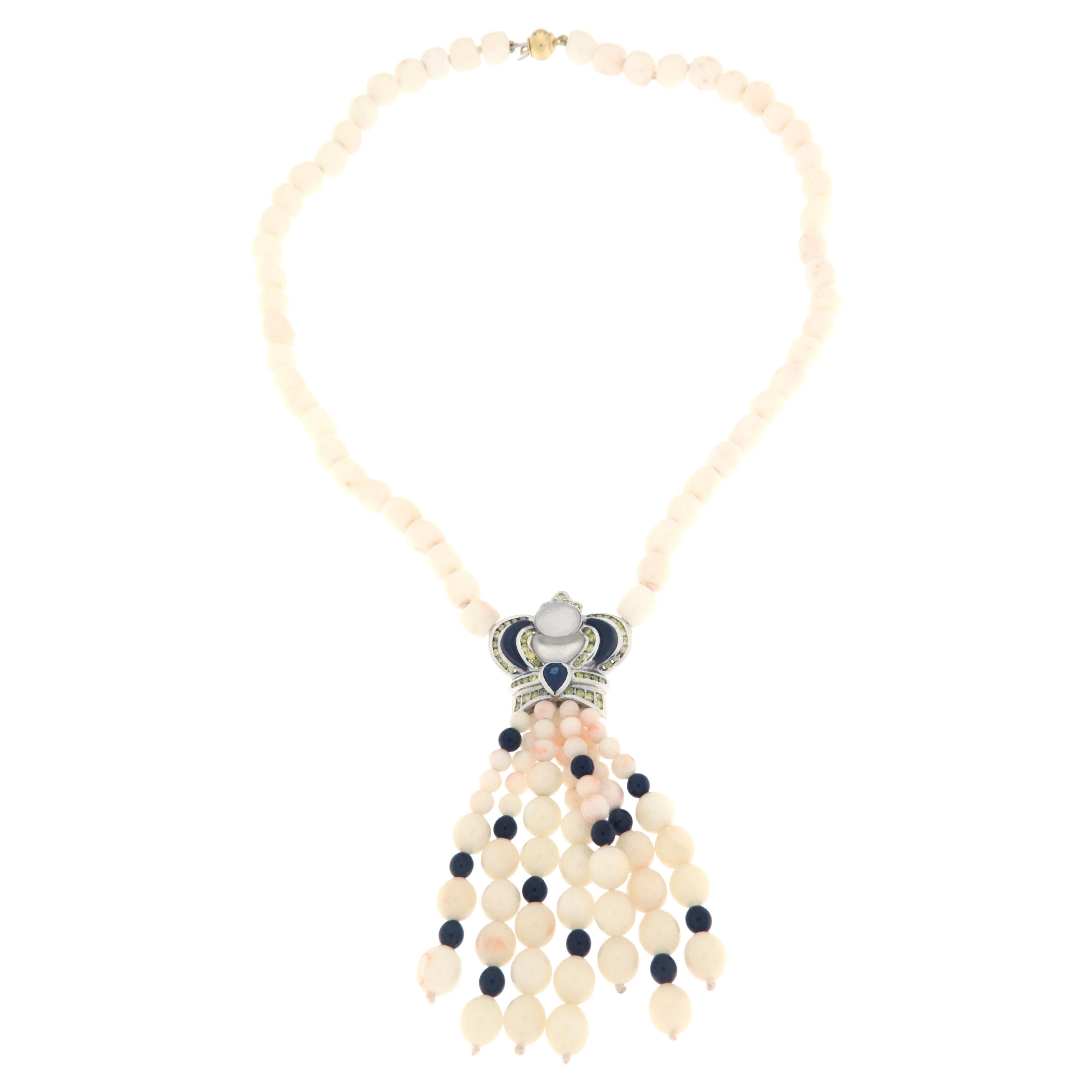 Halskette mit Anhänger aus 18 Karat Weißgold mit rosa und weißer Koralle, Diamanten und Saphiren