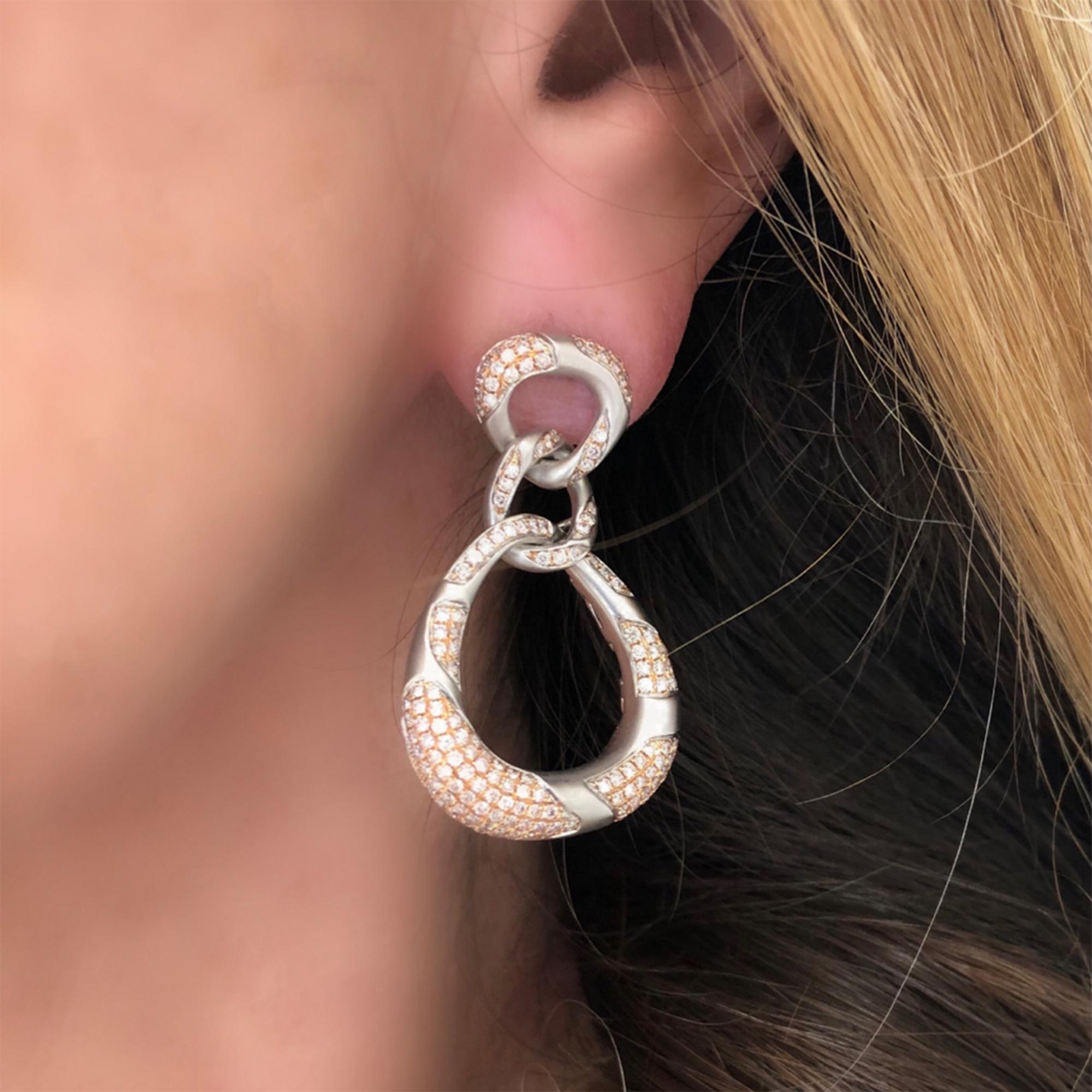 Ohrringe mit rosa und weißen Diamanten und Gold-Anhängern (Rundschliff) im Angebot