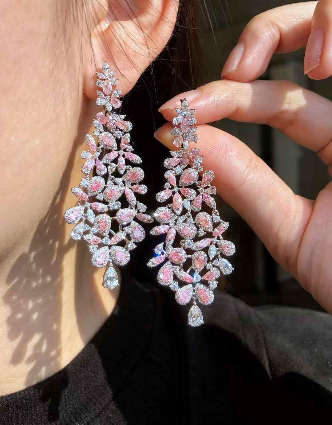 Contemporaneo Orecchini pendenti con diamanti bianchi e rosa - Eze Jewelry in vendita