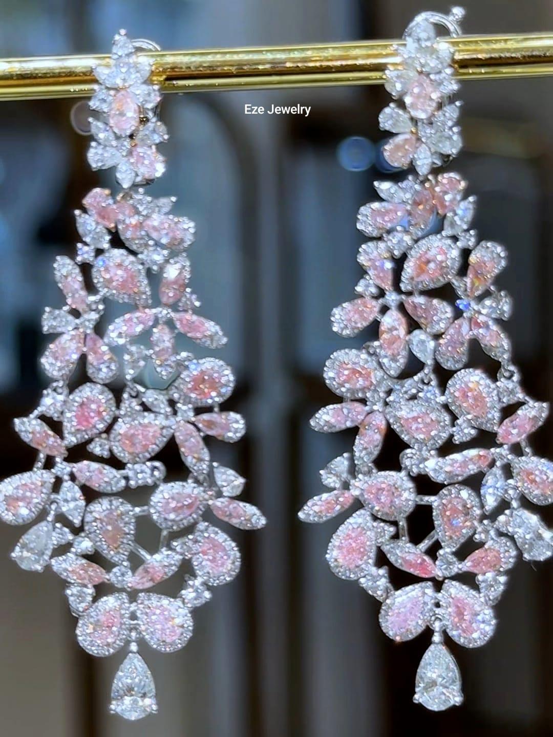 Taglio misto Orecchini pendenti con diamanti bianchi e rosa - Eze Jewelry in vendita