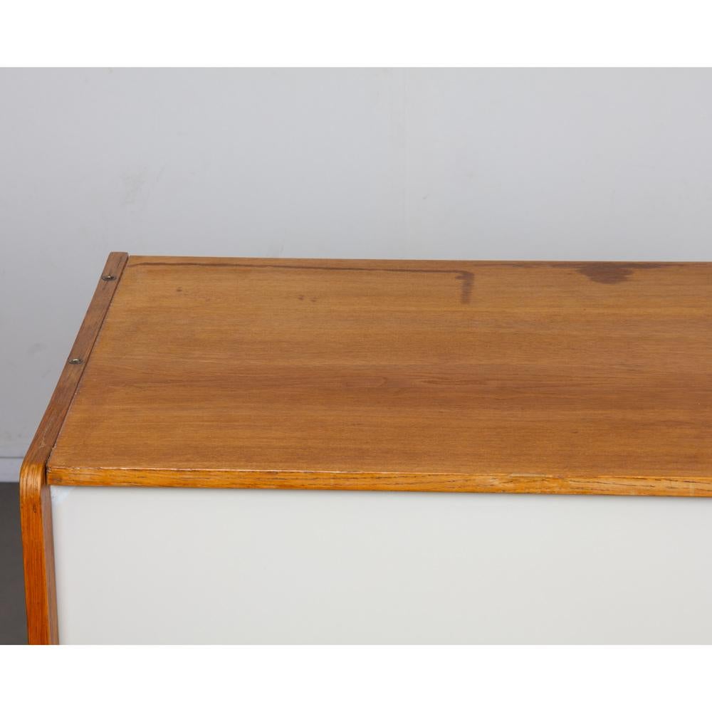 Slovacco Cassettiera rosa e bianca di Jiri Jiroutek, modello U-452 circa 1960 in vendita