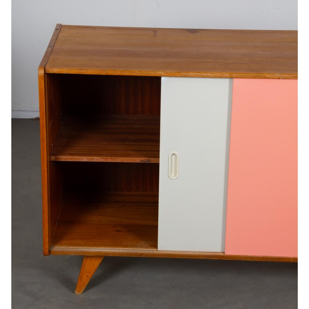 Cassettiera rosa e bianca di Jiri Jiroutek, modello U-452 circa 1960 In condizioni buone in vendita a MONTESSON, FR