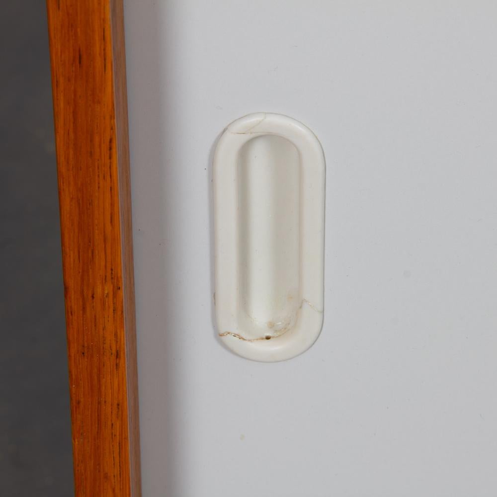 Metà XX secolo Cassettiera rosa e bianca di Jiri Jiroutek, modello U-452 circa 1960 in vendita