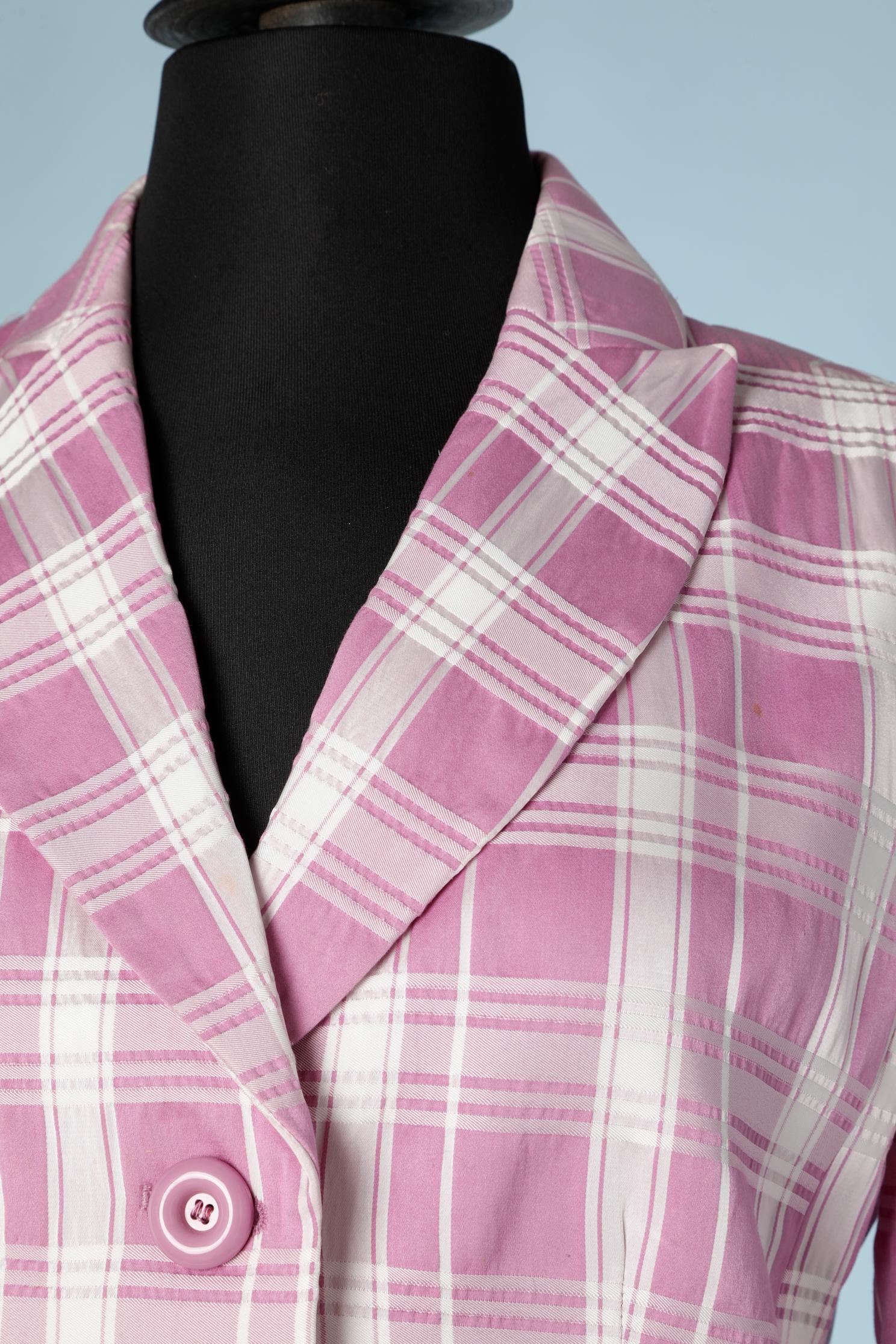 Giacca a doppio petto rosa e bianca con motivo a quadri. Composizione del tessuto: 61% cotone, 39% acetato. Composizione della fodera: 60% acetato, 40% rayon solo all'interno delle spalle e delle maniche.
Chiusura con bottoni e asole al centro del