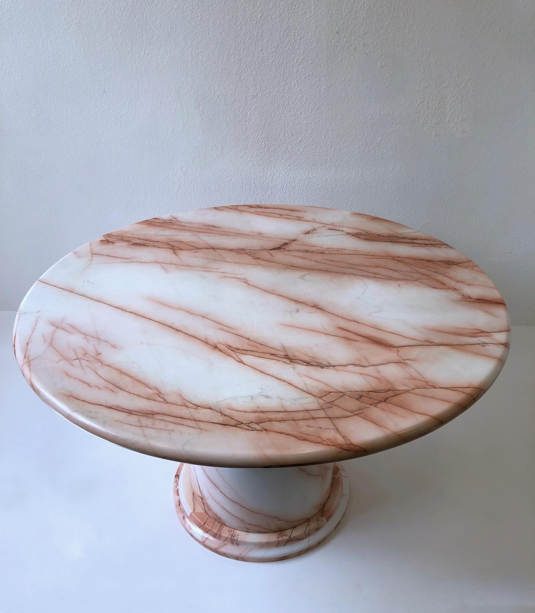 Moderne Table à manger en marbre rose et blanc en vente