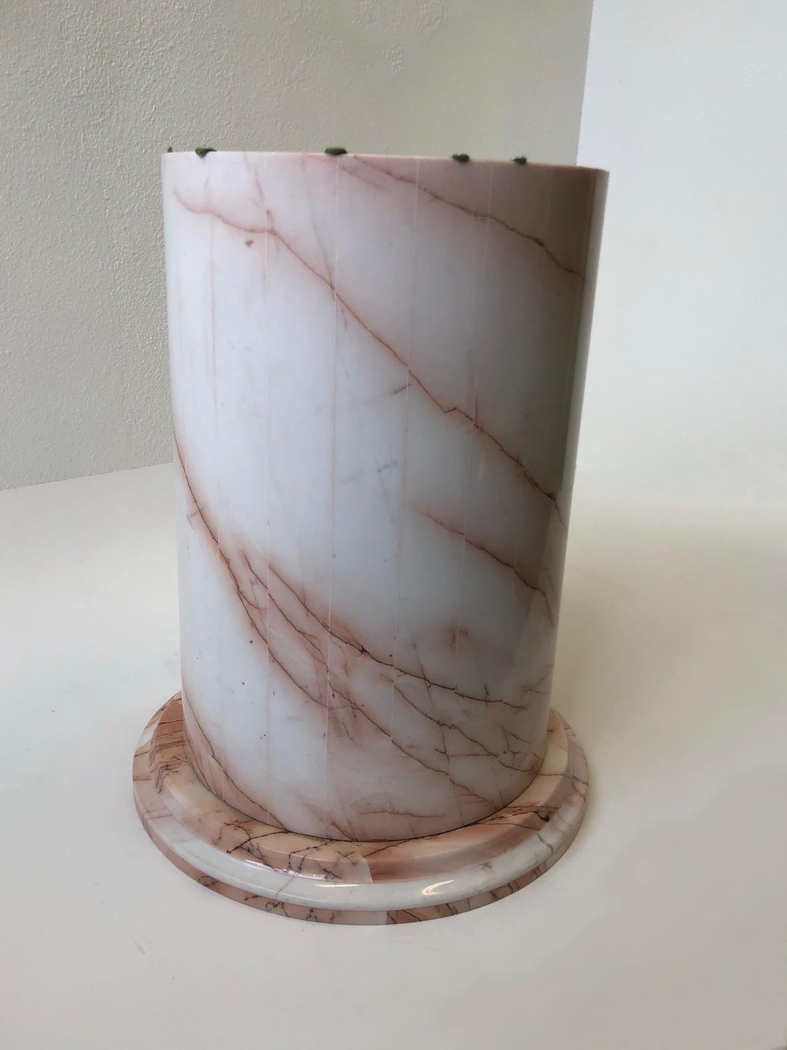 Américain Table à manger en marbre rose et blanc en vente