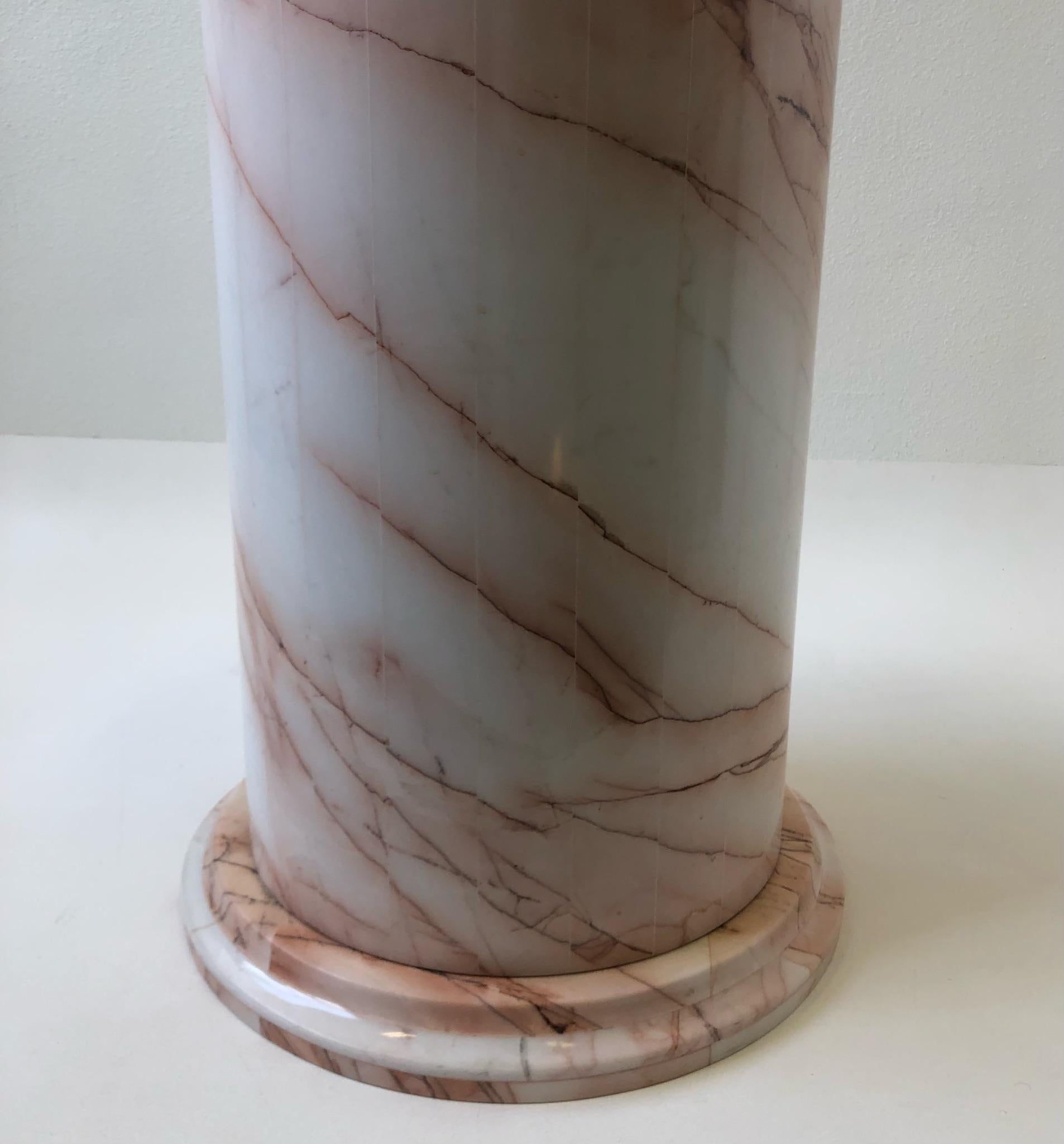 Marbre Table à manger en marbre rose et blanc en vente