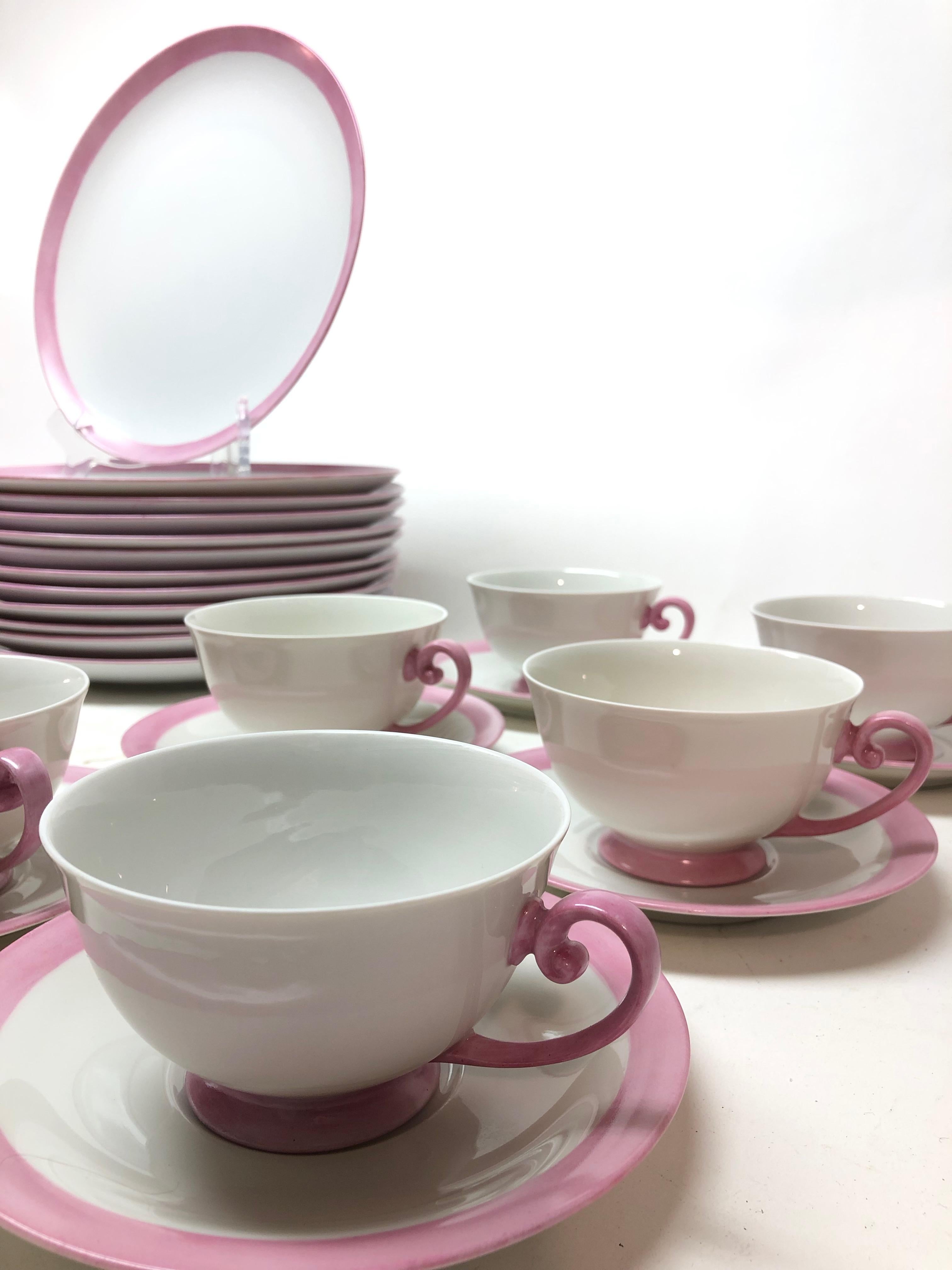 Pink and White Modern Bavarian Porcelain Set consisting of:
12 Dinner Plates 0.88