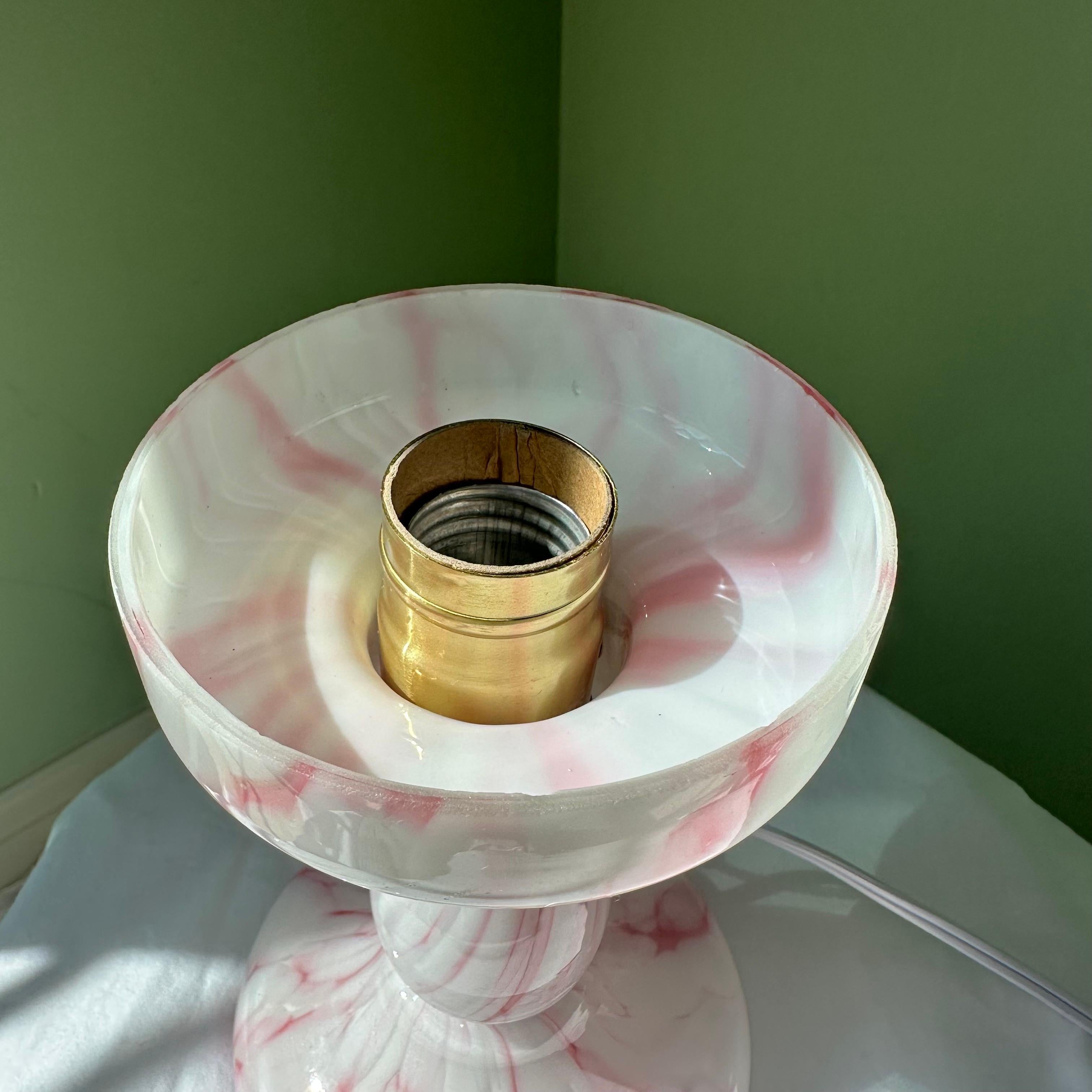 Rosa und weiße modernistische Art Deco Glas Pilz Tischlampe im Angebot 6