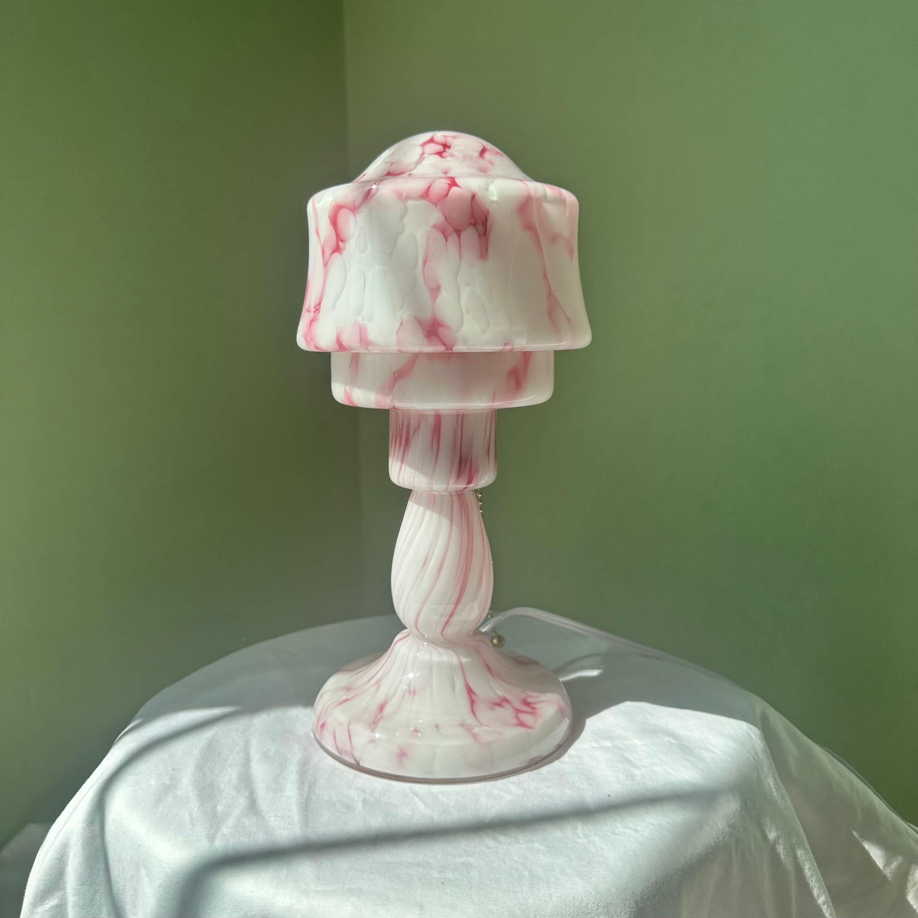 Rosa und weiße Modernist Art Deco Glas Pilz Tischlampe. Kleine funktionalistische, stromlinienförmige Art-Déco-Pilz-Tischlampe oder Schreibtischlampe. Modernistischer Stil mit rosafarbenem und weißem, milchigem Pressglas mit marmorierten