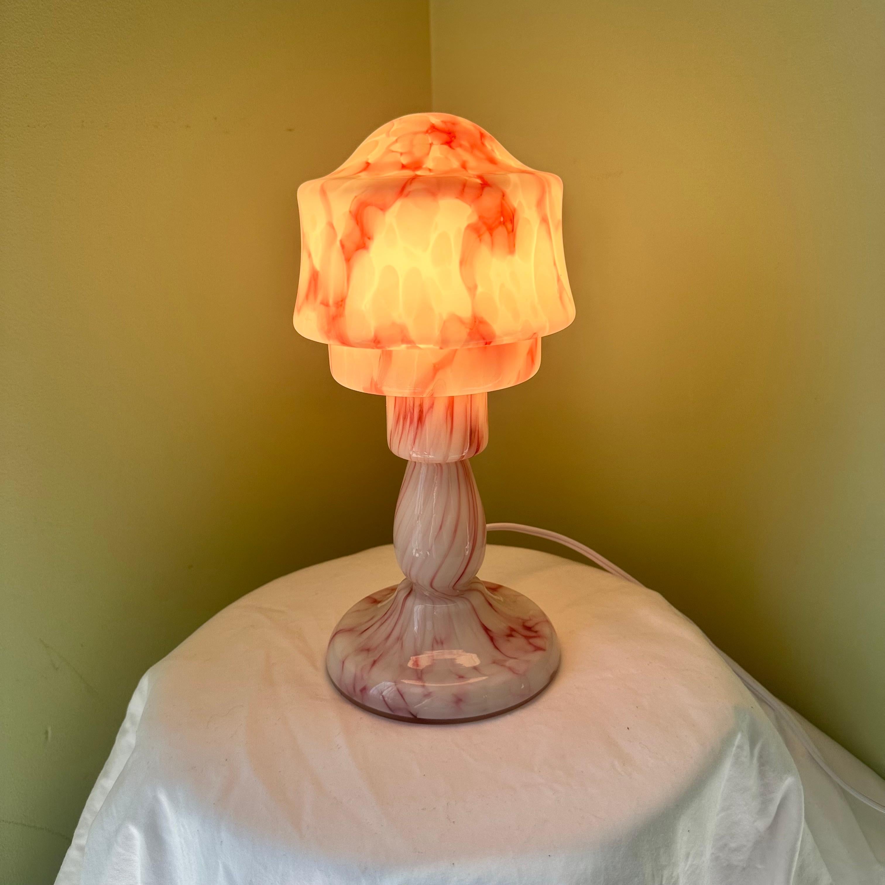 Rosa und weiße modernistische Art Deco Glas Pilz Tischlampe (Art déco) im Angebot