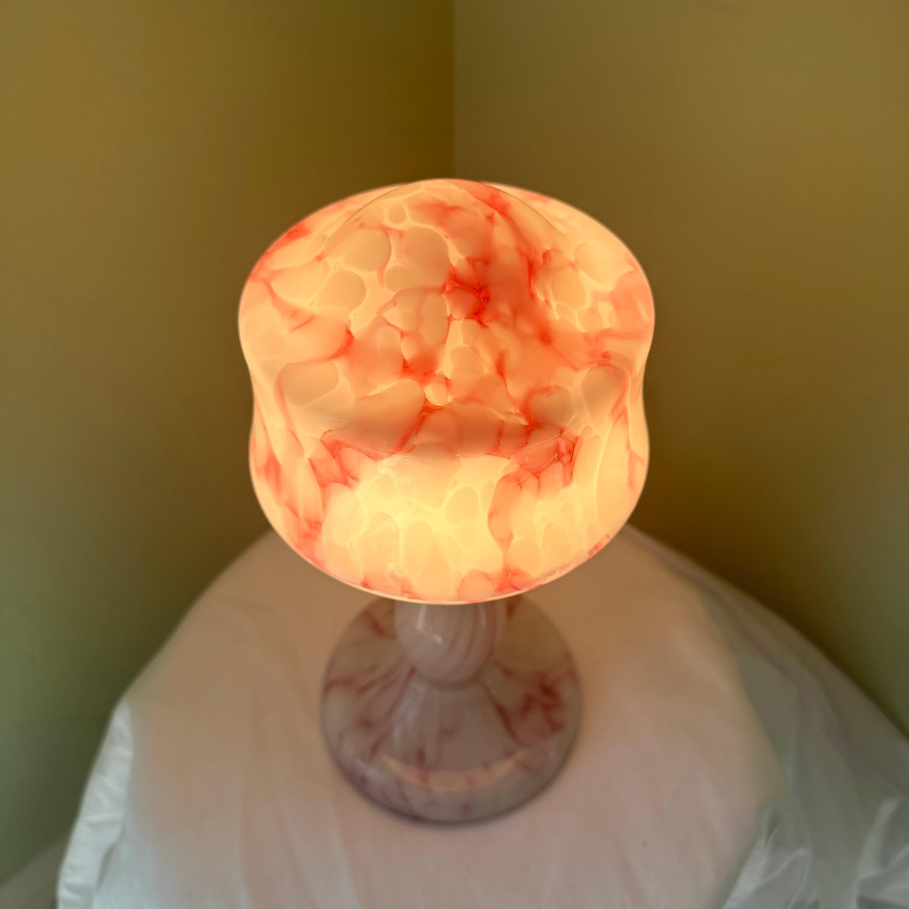 Rosa und weiße modernistische Art Deco Glas Pilz Tischlampe im Angebot 1