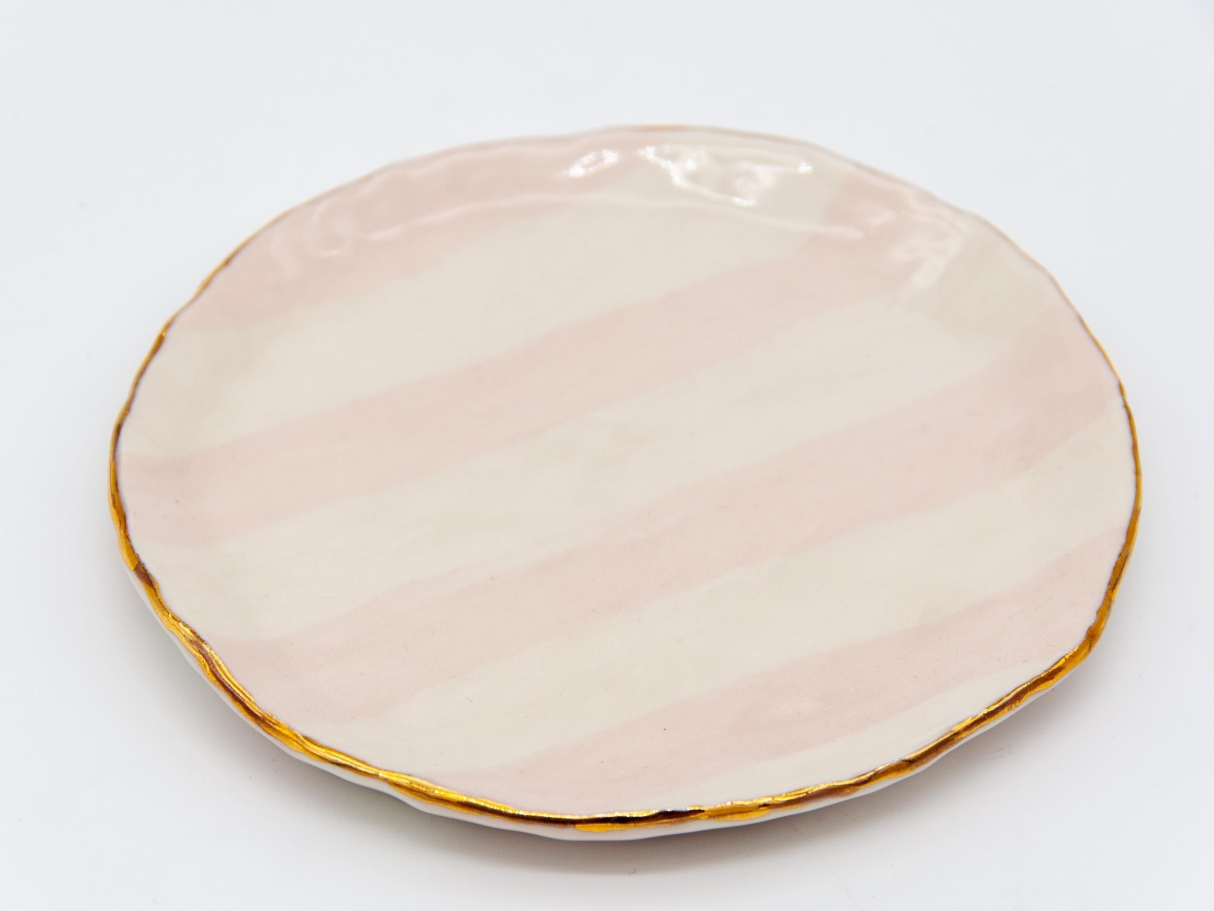 Pink and White Petit Dish with Gilding In Good Condition In South Salem, NY