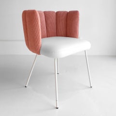 Sillón de terciopelo rosa y blanco de Monica Armani