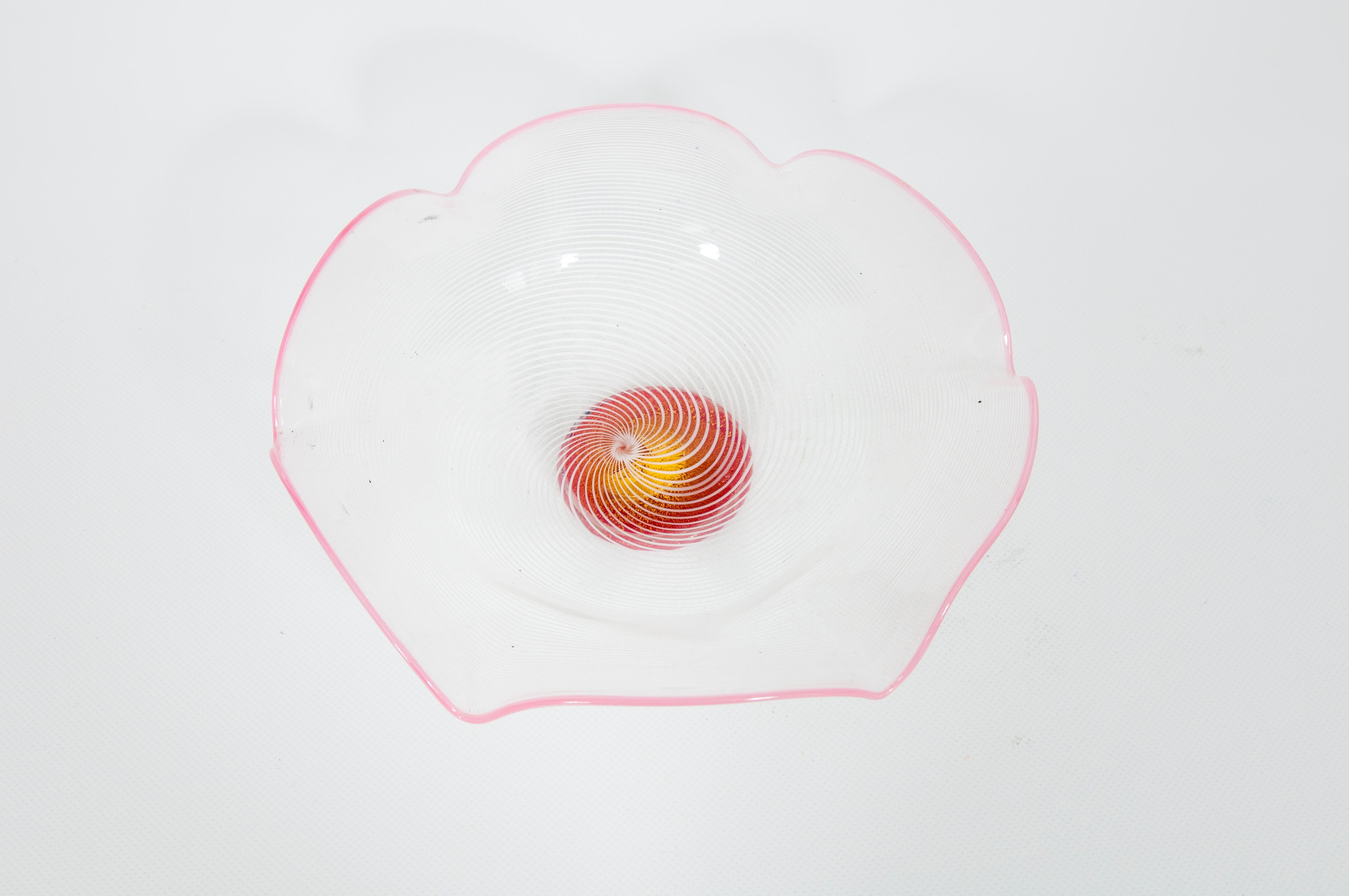 Milieu du XXe siècle Centre de table vintage rose et blanc en verre de Murano soufflé et or 24 carats, années 1950 en vente
