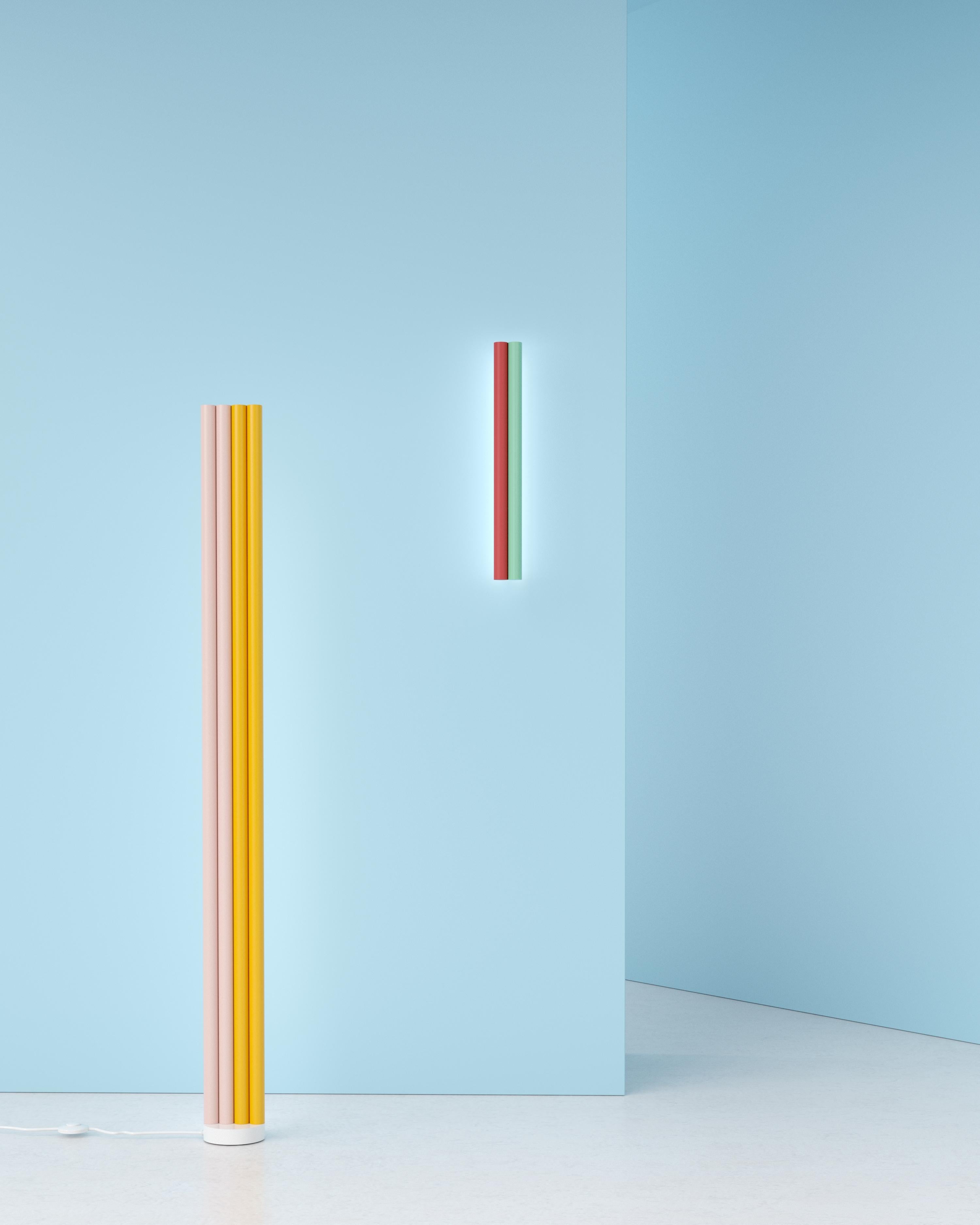 Rosa und gelbe Parallele Röhren Bodenleuchte von Atelier Areti (Postmoderne) im Angebot
