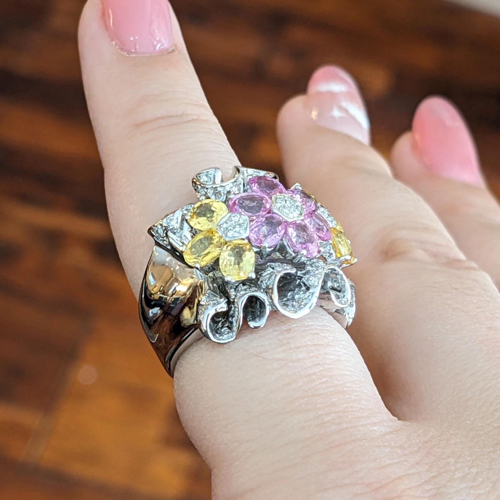 Blumenring aus 18 Karat Weißgold mit rosa und gelbem Saphir und Diamant 

Saphir- und Diamantring mit natürlichen rosa und gelben Saphiren in ovaler Form, gefasst in einem Blumendesign und akzentuiert mit runden Brillanten in verschlungenen Kanten,