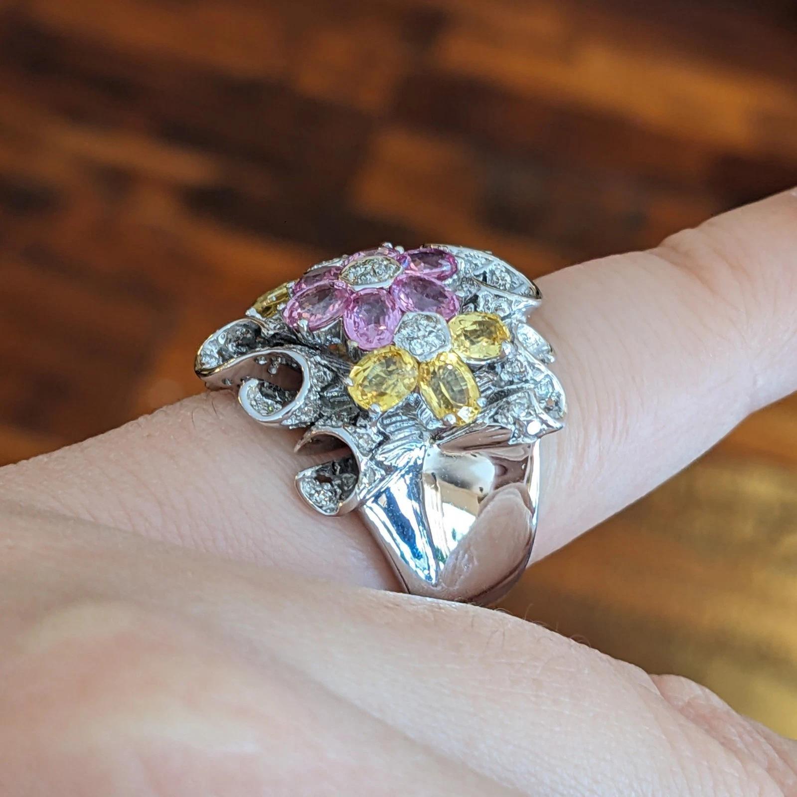 Blumenring aus 18 Karat Weißgold mit rosa und gelbem Saphir und Diamant (Rundschliff) im Angebot