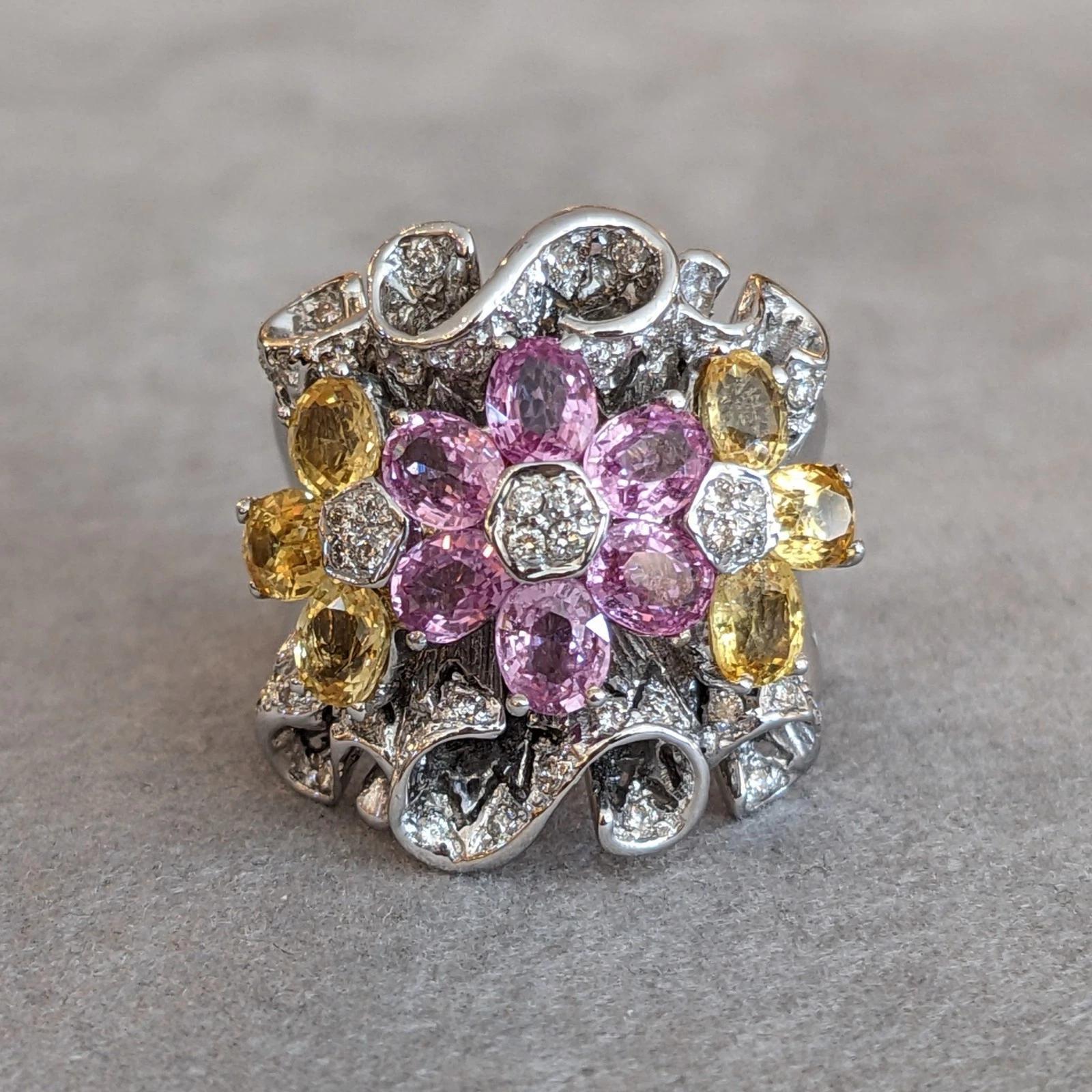 Blumenring aus 18 Karat Weißgold mit rosa und gelbem Saphir und Diamant im Zustand „Gut“ im Angebot in La Jolla, CA