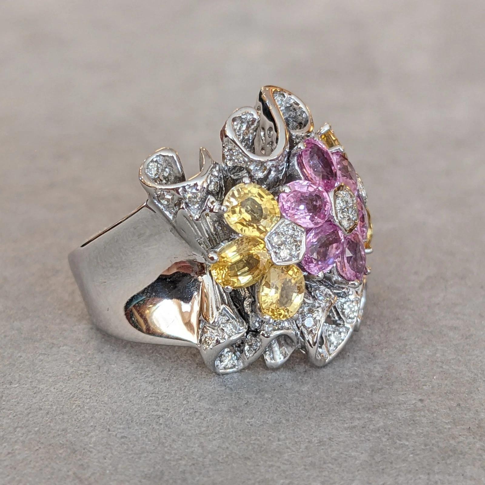 Blumenring aus 18 Karat Weißgold mit rosa und gelbem Saphir und Diamant Damen im Angebot