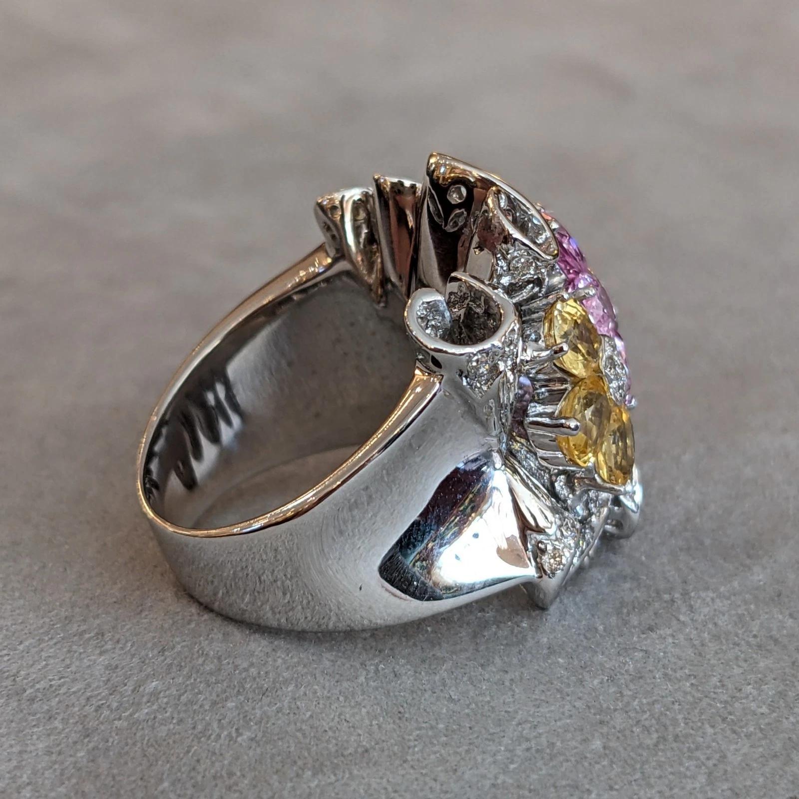 Blumenring aus 18 Karat Weißgold mit rosa und gelbem Saphir und Diamant im Angebot 1