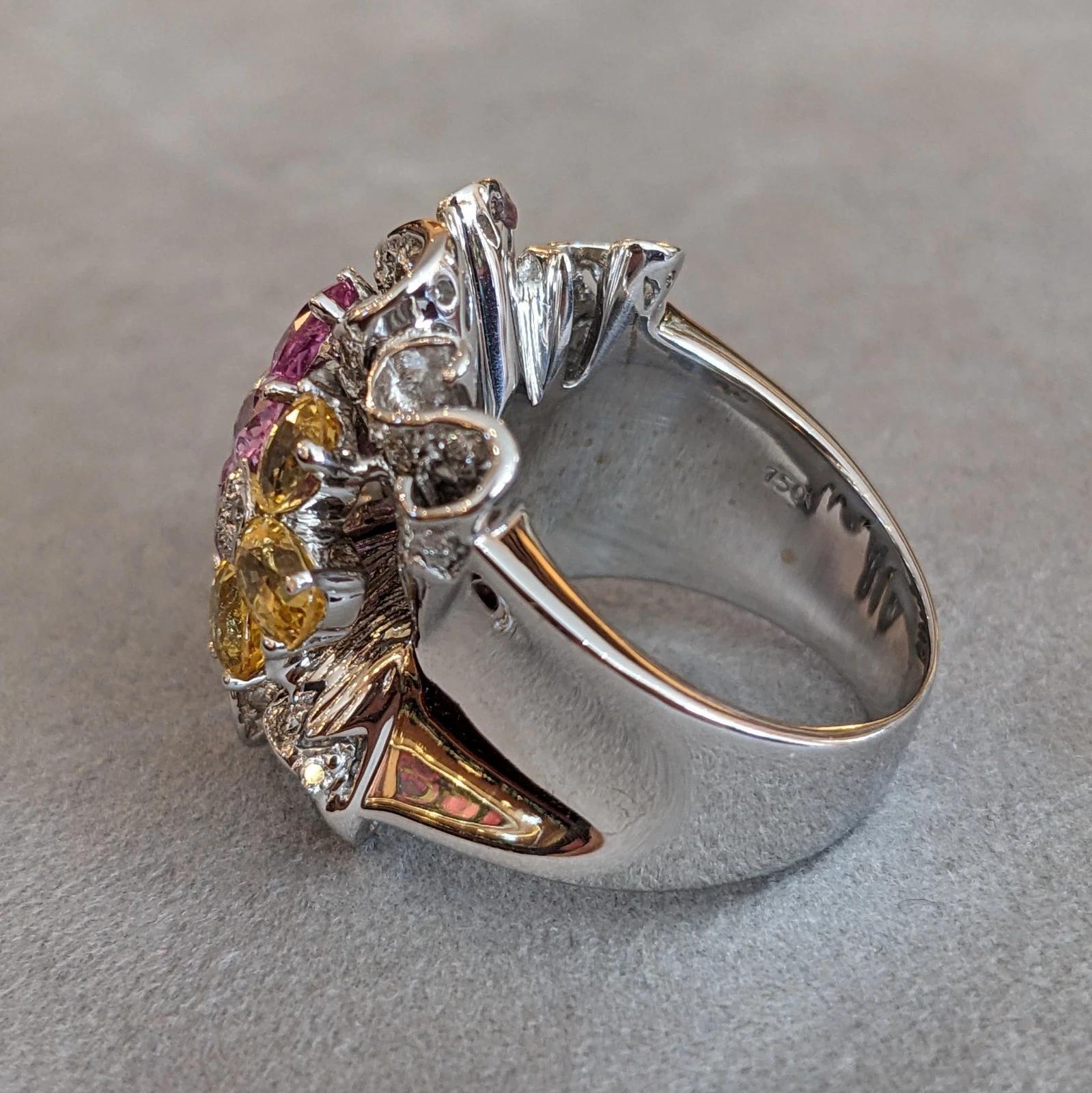 Blumenring aus 18 Karat Weißgold mit rosa und gelbem Saphir und Diamant im Angebot 2