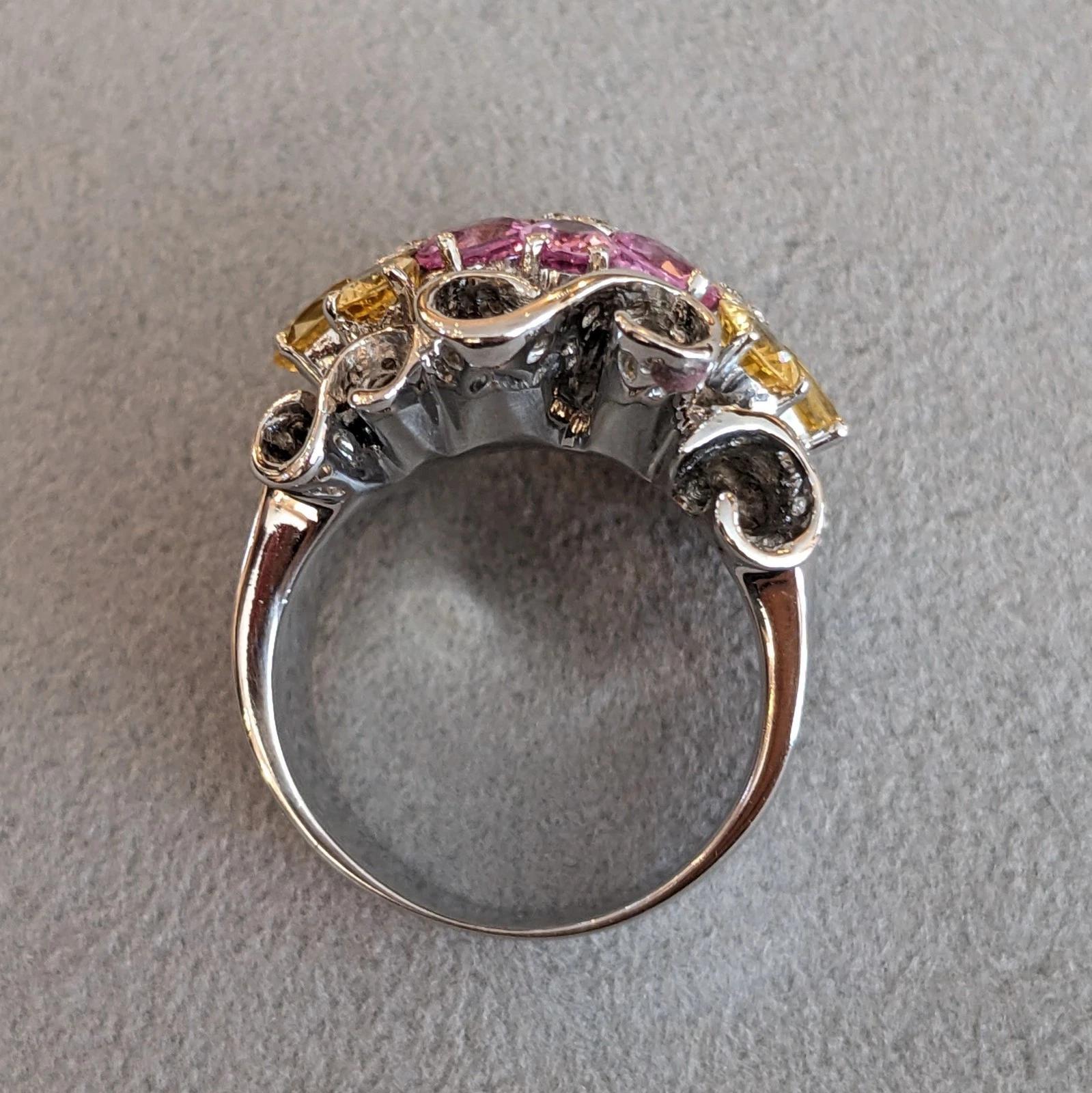 Blumenring aus 18 Karat Weißgold mit rosa und gelbem Saphir und Diamant im Angebot 3